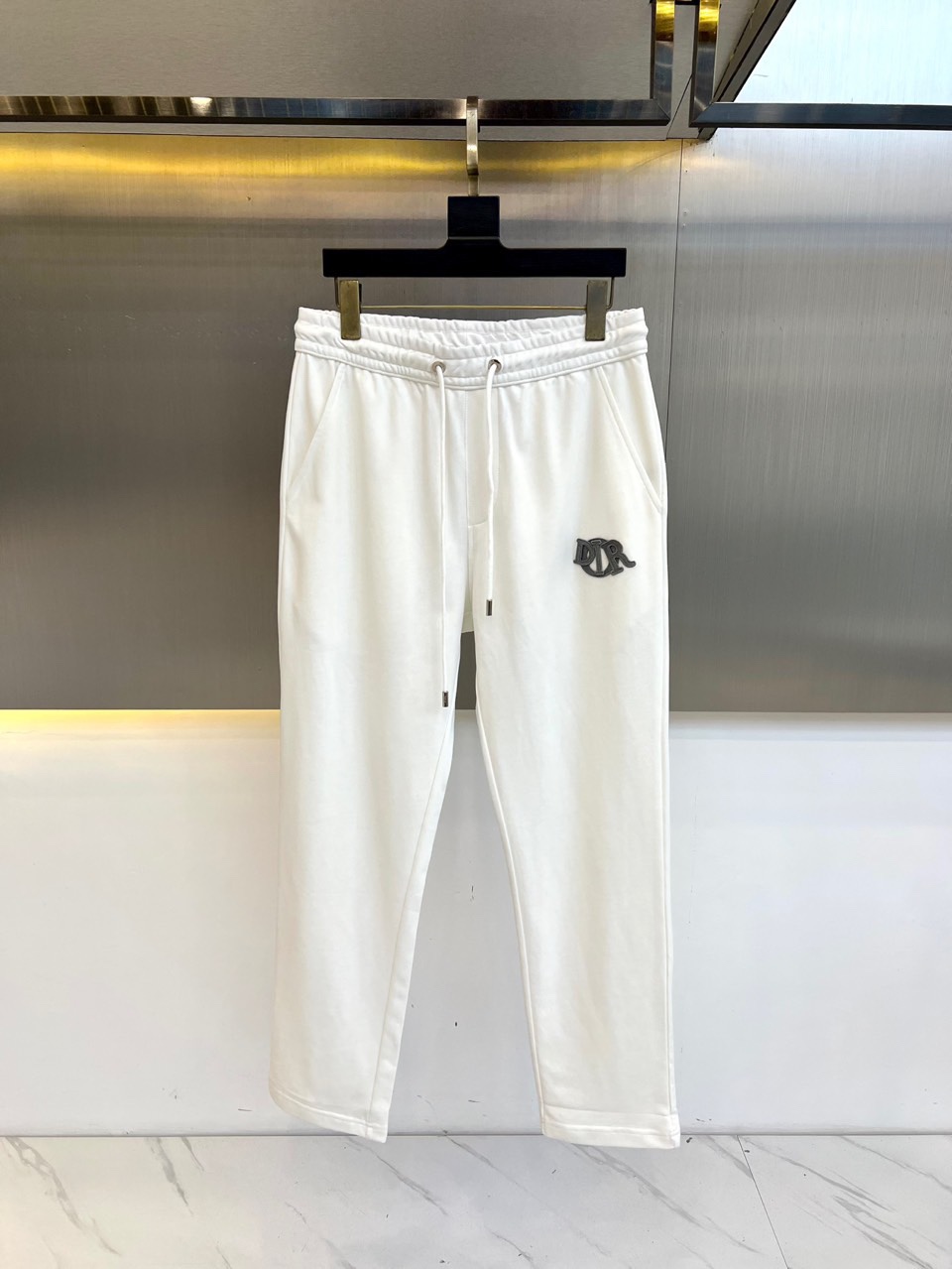 NO:158958,Dio and 25s spring and summer new men's drawstring casual embroidered sports sweatpants are newly released. The details are meticulous, creating the evergreen tree's evergreen without getting greasy and comfortable and versatile. As one of the fashionable items that men can wear at any time and anywhere, the simple design of casual pants is combined with high-end fabrics, fine embellishments, and three-dimensional tailoring, so that you can avoid being too mature and stable, but more self-centered and personalized. The imported long velvet cotton fabric is customized, and the sag behind the upper body is also very good. The three-dimensional tailoring is straight and the upper body is produced by the original manufacturer, and the perfect quality is shipped!  48-56 (please report waist size by placing an order),,dior,dior,alexander wang19860909Dio迪奥、25s春夏新品男士抽绳休闲刺绣运动卫裤,全新发布新款定制,细节一丝不苟,打造出了常青树的百看不腻以及舒适百搭.休闲运动裤作为随时随地男人都能穿搭的时尚单品之一,休闲裤简洁的设计配合高档面料,细节点缀,立体剪裁,让你避免太过于成熟稳重,而是多了几分自我和个性.进口长绒精棉面料定制打造,上身后垂度也非常好,立体剪裁上身挺拔,原厂原单出品,完美品相出货！48-56（下单请报腰围尺寸）,,dior,dior,alexander wang,Men's clothing