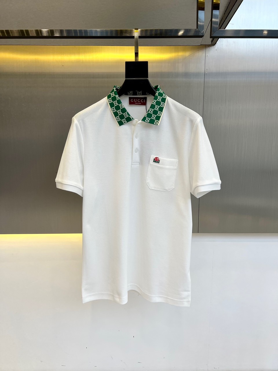 NO:158961,Gucci, 25 spring and summer fashion short-sleeved mercerated bead floor cotton POLO shirt!  Select high-end imported garment custom-woven bead floor fabrics, old-fashioned workshop garment process is fixed and dyed, extremely luxurious and special materials, all of which are superior in fabric attributes, merceration process, the fabric has extremely high gloss, delicate and natural mesh structure, perfect comfort and breathability, the touch experience is self-evident, and the ultimate luxury enjoyment!  The lapels are fashionable and age-reducing, and the upper body has excellent effect, both commuting and casual mixing. There is no age limit, which can interpret a super-style urban elite sense and is a fashionable item with a high degree of control!  48-56 (model 173, 143 catties upper body 50 sizes), gucci, T-shirt, alexander wang19860909Gucci、25春夏时装款短袖丝光珠地棉POLO衫！甄选高级进口成衣定织珠地面料,老牌工坊成衣工序定织定染,极为奢华特殊的材质,面料属性皆为上乘,丝光工艺处理,面料光泽度极高,网眼结构细腻自然,舒适性与透气性完美兼备,触感体验不言而喻,奢华极致享受！ 翻领时尚且减龄,上身效果出色,即通勤亦休闲混搭,无年龄层次限定,可以诠释出超具型格的都市精英感,属于驾驭度极高的时髦单品！ 48-56（模特173,143斤上身50码）,,gucci,T-shirt,alexander wang,Men's clothing