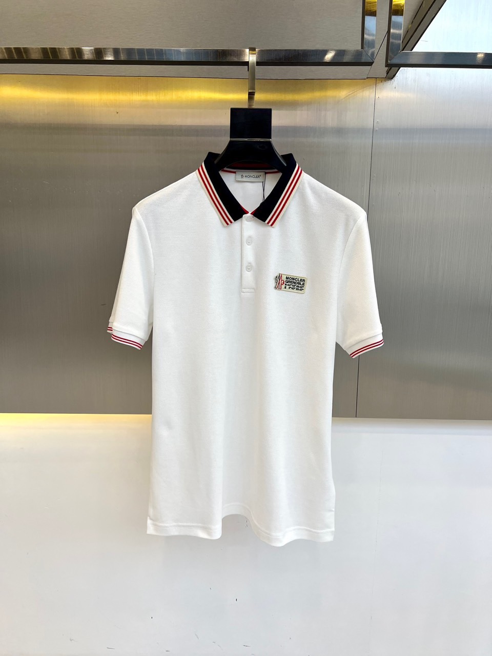 NO:158963,Covered, 25 spring and summer fashion short-sleeved mercerated bead floor cotton POLO shirt!  Select high-end imported garment custom-woven bead floor fabrics, old-fashioned workshop garment process is fixed and dyed, extremely luxurious and special materials, all of which are superior in fabric attributes, merceration process, the fabric has extremely high gloss, delicate and natural mesh structure, perfect comfort and breathability, the touch experience is self-evident, and the ultimate luxury enjoyment!  The lapels are fashionable and age-reducing, and the upper body has excellent effect, both commuting and casual mixing. There is no age limit, which can interpret a super-style urban elite sense and is a fashionable item with a high degree of control!  48-56 (model 173, 143 catties upper body 50 sizes), Moncler, T-shirt, alexander wang19860909蒙口、25春夏时装款短袖丝光珠地棉POLO衫！甄选高级进口成衣定织珠地面料,老牌工坊成衣工序定织定染,极为奢华特殊的材质,面料属性皆为上乘,丝光工艺处理,面料光泽度极高,网眼结构细腻自然,舒适性与透气性完美兼备,触感体验不言而喻,奢华极致享受！ 翻领时尚且减龄,上身效果出色,即通勤亦休闲混搭,无年龄层次限定,可以诠释出超具型格的都市精英感,属于驾驭度极高的时髦单品！ 48-56（模特173,143斤上身50码）,,Moncler,T-shirt,alexander wang,Men's clothing