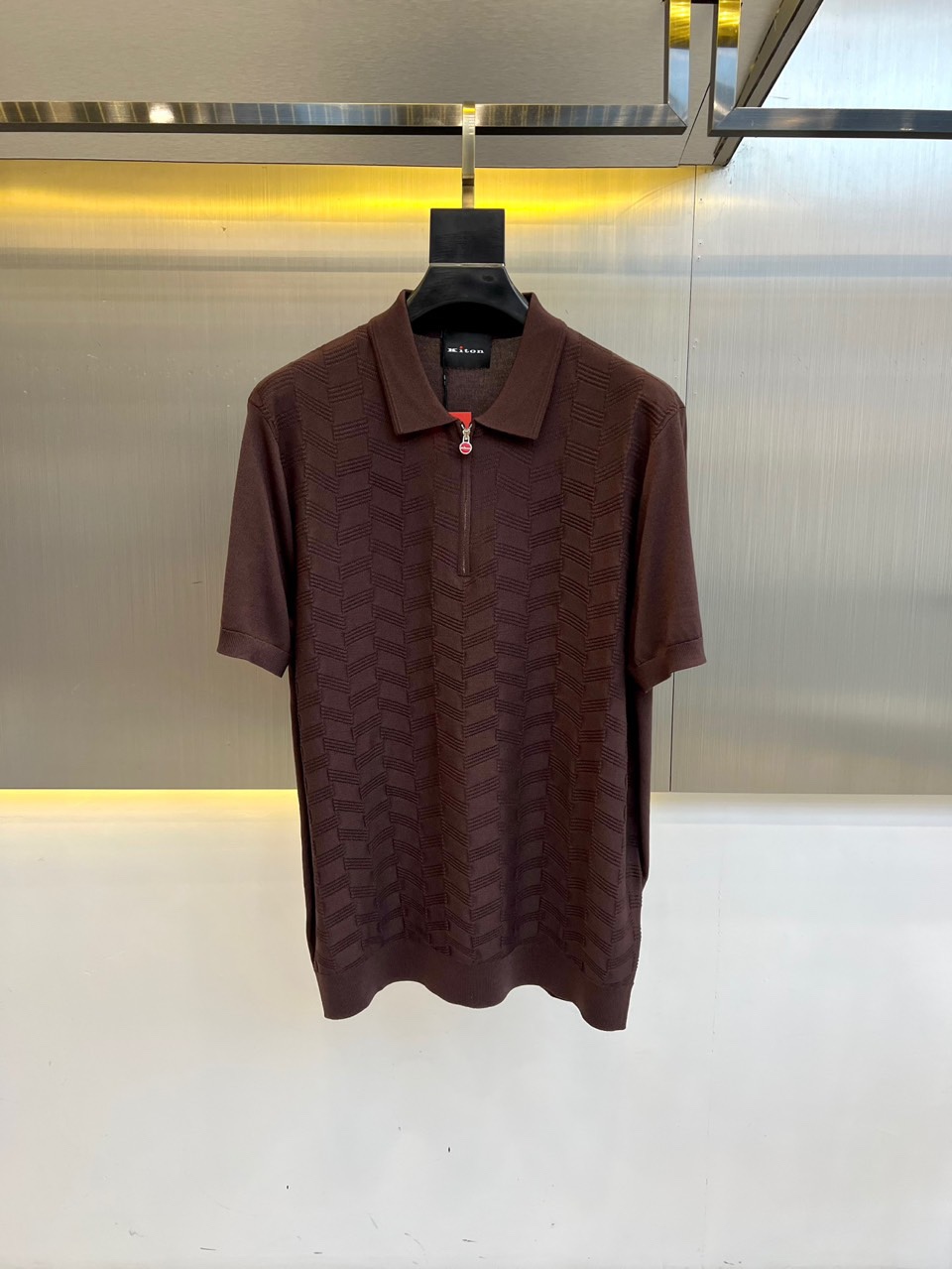 NO:158939,Kiton | Island Cotton Half Zipper Lapel T-shirt. The body is crochet pattern, and the classic POLO collar design. The clothes feel soft and skin-friendly. They are visually exquisite, textured, noble, very simple and very quality. They can be used as an inner layer in early spring, and can be worn alone in summer, which can be matched in various forms. The collision of colors and art, and the unique neutral tones instantly illuminate your overall shape. The lapel design that combines classic and fashion, matched with eye-catching semi-zippers to show unique taste and fashion attitude, simple without losing style. Just be business and casual, versatile and not picky!  48-56 (model 173, 143 catties upper body 50 sizes), alexander wang19860909kiton |海岛棉半拉链翻领T 恤.衣身上是钩花图案,经典POLO领设计,衣服触感柔软亲肤,视觉上很精致、有质感、高贵,非常简单也很显品质.早春可作为内搭,夏季可单独穿着,可以搭配出多种形式.色彩与艺术的碰撞,独特的中性色调,瞬间点亮你的整体造型,经典与时尚融合的翻领设计,搭配醒目半拉链,彰显独特品味与时尚态度,简约而不失格调.商务休闲俩即可,百搭不挑！48-56（模特173,143斤上身50码）,,alexander wang,Men's clothing