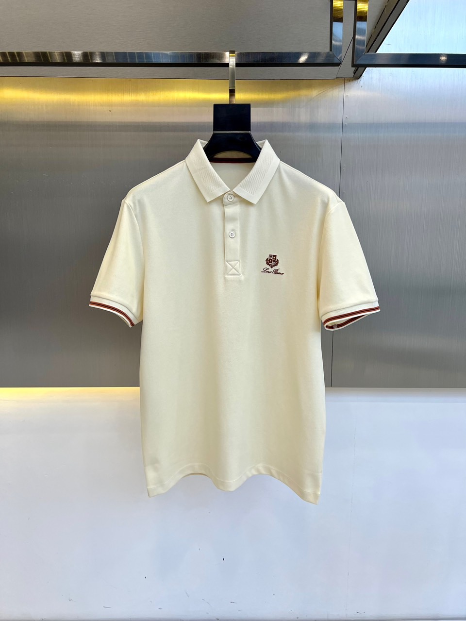 NO:158942,lp Italian luxury brand 25s spring and summer new product, men's business and casual solid color lapel short-sleeved polo shirt, customer-supplied imported 57.6 cotton, 37 polyester fiber, 5.4 spandex double mercerized soft bead floor cotton fabric, selected top-quality long velvet cotton raw materials, the fabric attributes are all excellent, the mesh structure is delicate and natural, after washing, the texture becomes more affinity, the comfort and breathability are perfect, the touch experience is self-evident, and the ultimate luxury enjoyment!  The details are exquisite and outstanding, the appearance is perfect, and the craftsmanship is demonstrated everywhere. The fashionable three-button opening and closing placket is full of temperament, elegant and capable, with both styles, and a polo shirt with excellent wearability!  M-4XL (model 173, 143 catties upper body L size), loro piana, T-shirt, alexander wang19860909lp 意大利奢侈品牌25s春夏新品 ,男士商务休闲纯色翻领短袖polo衫,客供进口57.6棉,37聚酯纤维,5.4氨纶双丝光柔珠地棉面料,甄选上等长绒棉花原料,面料属性皆为上乘,网眼结构细腻自然,经过水洗后,肌理变得更具亲和力,舒适性与透气性完美兼备,触感体验不言而喻,奢华极致享受！细节精致出挑,品相完美如斯,处处彰显出匠心工艺,时尚三扣开合门襟,上身满满的气质感,优雅且干练,型格兼具,百搭实穿性极好的一款polo衫！M-4XL（模特173,143斤上身L码）,,loro piana,T-shirt,alexander wang,Men's clothing