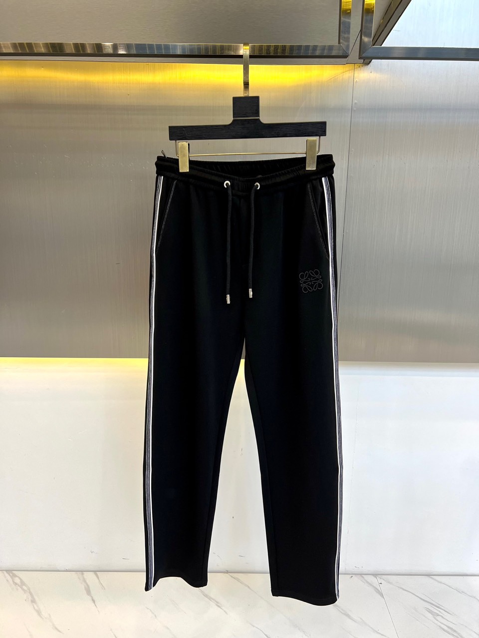 NO:158945,Luo Yiwei and SS early spring new styles and new styles of men's casual pants, business casual styles!  Comfortable and soft. Made of fully customized imported woven fiber fabric, Yasel 36 polyester fiber 56 spandex 8 feels soft and skin-friendly, waterproof, and will not be stuffy. The texture is very unique. You can tell that it is very smooth and soft and skin-friendly. The upper body is crisp and stylish, and the surface has a warm and shiny feeling. It is high-end and textured. The upper body is very distinctive, with a classic brand logo embellishment, elegant and natural style, and the whole quality of hardware and accessories!  A very practical style for business and casual wear. 48-56 (reporting an order to report height, weight, waist circumference), loewe, alexander wang19860909罗意威、ss早春新款新款男士休闲裤、商务休闲款！贴身舒适柔软.全定制的进口梭织纤维面料打造而成,雅赛尔36聚酯纤维56氨纶8手感柔顺,亲肤防水,不会闷热,质感十分独特,大家感受面料即可知晓.入手便知极具柔滑面料,手感柔软亲肤,上身挺括有型,表面又有着温润的光泽感,高档而显质感,经典细节处理,上身很有特点,经典品牌标识点缀,优雅自然的版型,五金辅料全品相！商务休闲都很实穿的一款.48-56（下单报身高体重腰围）,,loewe,alexander wang,Men's clothing