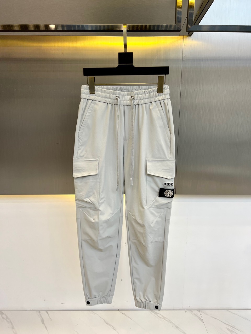 NO:158954,Dio and 25s spring and summer new men's drawstring casual embroidered sports sweatpants are newly released. The details are meticulous, creating the evergreen tree's evergreen without being greasy and comfortable and versatile. As one of the fashionable items that men can wear at any time and anywhere, the simple design of casual pants is combined with high-end fabrics, fine embellishments, and three-dimensional tailoring, so that you can avoid being too mature and stable, but have a bit of self and personality. Customized imported fabrics (67 nylon 25 viscose 8 spandex), the sag behind the upper body is also very good, the three-dimensional tailoring is straight, the original production is original, and the perfect quality is shipped!  48-56 (please report waist size by placing an order),,dior,dior,alexander wang19860909Dio迪奥、25s春夏新品男士抽绳休闲刺绣运动卫裤,全新发布新款定制,细节一丝不苟,打造出了常青树的百看不腻以及舒适百搭.休闲运动裤作为随时随地男人都能穿搭的时尚单品之一,休闲裤简洁的设计配合高档面料,细节点缀,立体剪裁,让你避免太过于成熟稳重,而是多了几分自我和个性.进口面料定制打造（67锦纶25粘胶8氨纶）,上身后垂度也非常好,立体剪裁上身挺拔,原厂原单出品,完美品相出货！48-56（下单请报腰围尺寸）,,dior,dior,alexander wang,Men's clothing