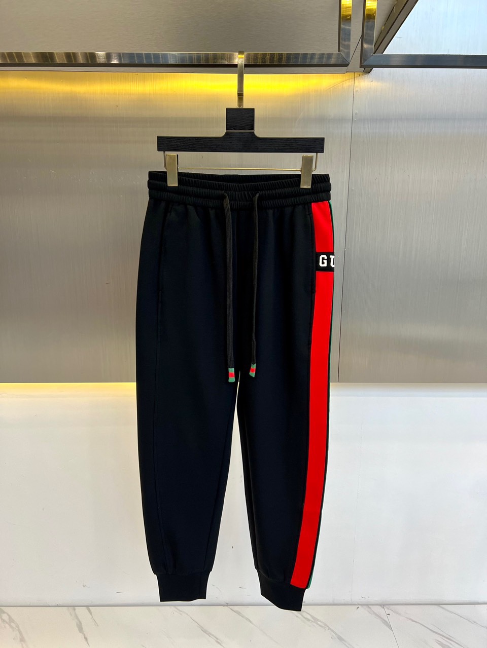 NO:158957,Gucci and the new spring and summer products G are launched!  Heavy industry embroidered men's casual sweatpants. The iconic workwear style design, the fabric is made of European cotton fabrics 85 cotton and 15 polyester, which has the advantages of strong hygroscopicity, good breathability, high elasticity, etc. It is not easy to produce static electricity, has a strong luster, is very bright in color, is smooth in touch, is very comfortable to touch on the skin, and is not inferior to mulberry silk in terms of performance, and has good thermoplasticity, dyeing, etc. Drawstring tie feet sweatpants. It feels thin and silky in the touch, and is slightly elastic, breathable and sweat-absorbing, and can provide excellent comfort. It is very suitable for daily life and exercise!  48-56 (model 173, 143 catties upper body 50 sizes), gucci, gucci, alexander wang19860909Gucci、春夏新品G家重磅推出！重工刺绣男士休闲卫裤.标志性工装风格设计,面料采用欧棉面料85棉、15涤、有吸湿性强、透气效果好、回弹性高等等优点,而且不容易产生静电,光泽感很强,色彩又十分的艳丽,触感柔滑贴着皮肤很舒适,性能上是不输给桑蚕丝的,具有很好的热塑性、染色性等等.抽绳束脚卫裤.触感上轻薄丝滑且带有微微弹力,透气吸汗、可以提供出色的舒适度,不管是日常还是运动都非常适合！48-56（模特173,143斤上身50码）,,gucci,gucci,alexander wang,Men's clothing
