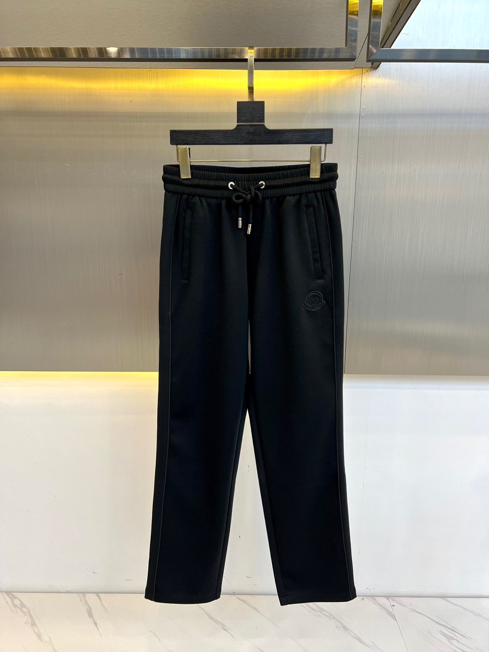 NO:158960,The new men's drawstring sports sweatpants are newly released with new customization, with meticulous details. As one of the fashionable items that men can wear at any time and anywhere, the simple design of casual pants is combined with high-end fabrics, fine embellishments, and three-dimensional tailoring, so that you can avoid being too mature and stable, but more self-centered and personalized. The imported woven fabric is customized to create, with a smooth feel and high gloss, and the sag behind the upper body is also very good. The three-dimensional tailoring is upright on the upper body, and the original production is produced by the original, perfect quality!  48-56 (please report waist size by placing an order), Moncler, alexander wang19860909蒙口、25s新品男士抽绳运动卫裤,全新发布新款定制,细节一丝不苟,休闲运动裤作为随时随地男人都能穿搭的时尚单品之一,休闲裤简洁的设计配合高档面料,细节点缀,立体剪裁,让你避免太过于成熟稳重,而是多了几分自我和个性.进口梭织面料定制打造,手感顺滑光泽度高,上身后垂度也非常好,立体剪裁上身挺拔,原厂原单出品,完美品相出货！48-56（下单请报腰围尺寸）,,Moncler,alexander wang,Men's clothing