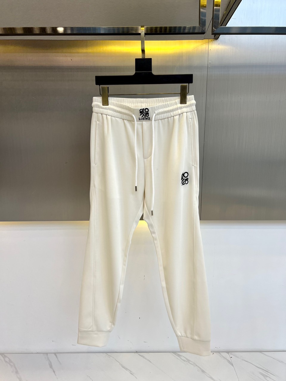NO:158986,LOEWE, 25s spring and summer new men's drawstring casual embroidered sports sweatpants, have been newly released with new customization, with meticulous details, creating the evergreen tree's evergreen without being greasy and comfortable and versatile. As one of the fashionable items that men can wear at any time and anywhere, the simple design of casual pants is combined with high-end fabrics, fine embellishments, and three-dimensional tailoring, so that you can avoid being too mature and stable, but have a bit of self and personality. The imported long velvet cotton fabric is customized, and the sag behind the upper body is also very good. The three-dimensional tailoring is straight and the upper body is produced by the original manufacturer, and the perfect quality is shipped!  48-56 (please report waist size by placing an order), loewe,loewe,alexander wang19860909LOEWE罗意威、25s春夏新品男士抽绳休闲刺绣运动卫裤,全新发布新款定制,细节一丝不苟,打造出了常青树的百看不腻以及舒适百搭.休闲运动裤作为随时随地男人都能穿搭的时尚单品之一,休闲裤简洁的设计配合高档面料,细节点缀,立体剪裁,让你避免太过于成熟稳重,而是多了几分自我和个性.进口长绒精棉面料定制打造,上身后垂度也非常好,立体剪裁上身挺拔,原厂原单出品,完美品相出货！48-56（下单请报腰围尺寸）,,loewe,loewe,alexander wang,Men's clothing