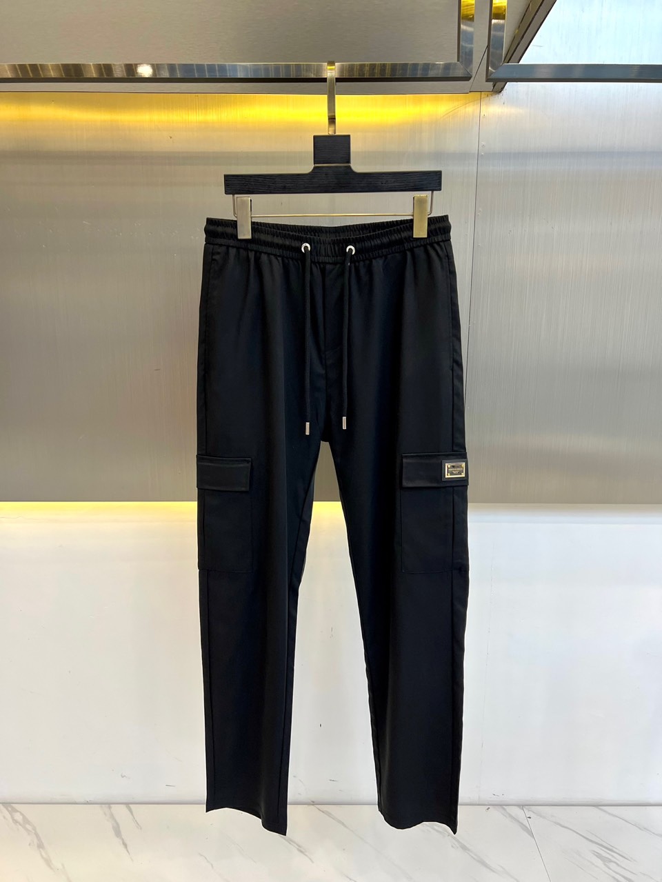 NO:158987,DG, ss early spring new styles for men's casual pants, business casual styles!  Comfortable and soft. Made of fully customized imported woven fiber fabric, Laiser 58 polyester 42, has a soft feel, skin-friendly and water-resistant, and will not be stuffy. The texture is very unique. You can tell that it is very smooth and soft. The upper body is soft and skin-friendly. The upper body is crisp and stylish, and the surface has a warm and shiny feeling. It is high-end and textured. The upper body is very distinctive, with classic brand logo embellishment, elegant and natural style, and the hardware and auxiliary materials are all in all quality!  A very practical style for business and casual wear. 48-56 (reporting an order to report height, weight, waist circumference), Dolce & Gabbana, alexander wang19860909DG、ss早春新款新款男士休闲裤、商务休闲款！贴身舒适柔软.全定制的进口梭织纤维面料打造而成,莱赛尔58涤纶42,手感柔顺,亲肤防水,不会闷热,质感十分独特,大家感受面料即可知晓.入手便知极具柔滑面料,手感柔软亲肤,上身挺括有型,表面又有着温润的光泽感,高档而显质感,经典细节处理,上身很有特点,经典品牌标识点缀,优雅自然的版型,五金辅料全品相！商务休闲都很实穿的一款.48-56（下单报身高体重腰围）,,Dolce&Gabbana,alexander wang,Men's clothing