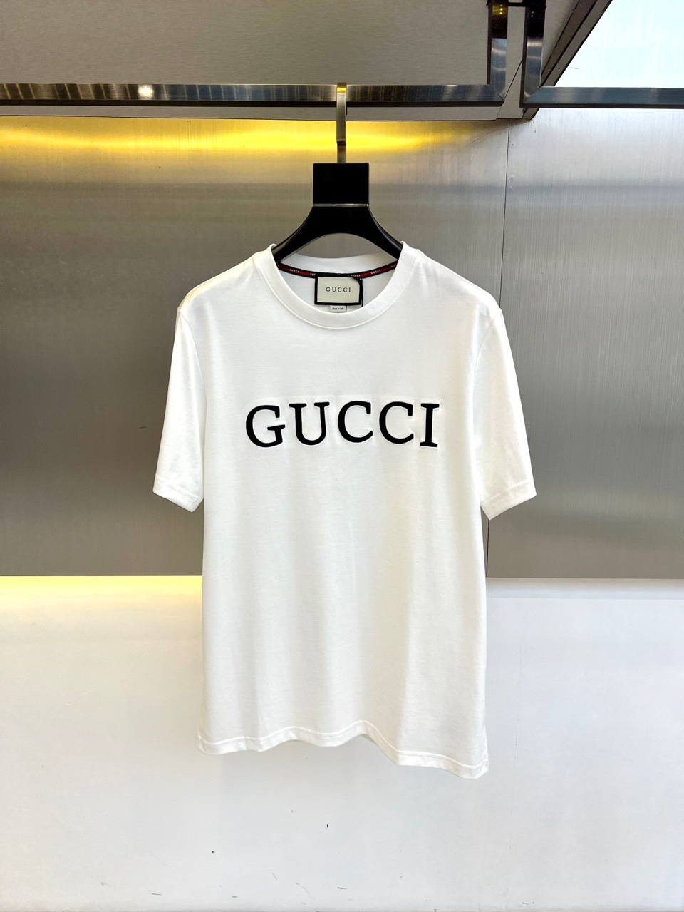 NO:158941,Gucci, a new LOGO round neck short-sleeved T-shirt for men for spring and summer. Imported fixed fabric is pure cotton, the fabric feels silky and soft, breathable and skin-friendly, and it is extremely comfortable to wear, and the overall texture is quite high!  The iconic logo on the body and chest is carefully crafted and craftsmanship. It is simple, fashionable and classic, and it is very recognizable and classy!  The regular casual style cutting design makes it easy to make you look slim and taller!  S-XXL (model 173, 143 catties upper body M size), gucci, T-shirt, tees, t-shirt, alexander wang19860909Gucci、春夏男士新款LOGO圆领短袖T恤.进口定织面料纯棉、面料手感丝滑柔软,透气亲肤性极佳,着身无比的舒适,整体质感相当之高！衣身胸前标志性Logo,重工艺精心打造,简约时尚经典让人眼前一亮,极具辨识度与档次感！常规的休闲版型裁剪设计,轻松凹出显瘦显高身型！S-XXL（模特173,143斤上身M码）,,gucci,T-shirt,tees，t-shirt,alexander wang,Men's clothing