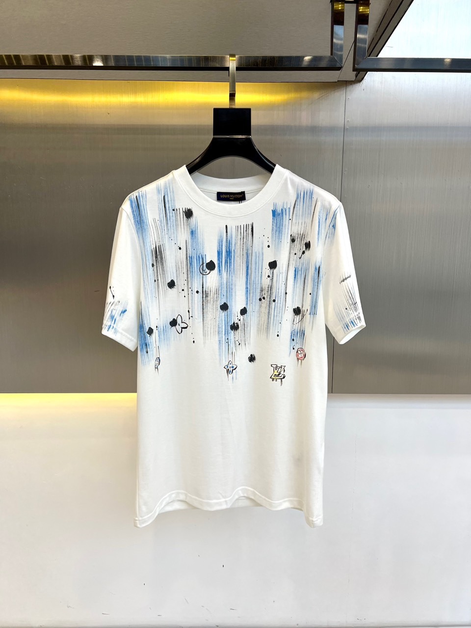 NO:158944,LV and new LOGO round neck short-sleeved T-shirt for men for spring and summer. Imported fixed fabric is pure cotton, the fabric feels silky and soft, breathable and skin-friendly, and it is extremely comfortable to wear, and the overall texture is quite high!  The iconic logo on the body and chest is carefully crafted and craftsmanship. It is simple, fashionable and classic, and it is very recognizable and classy!  The regular casual style cutting design makes it easy to make you look slim and taller!  S-XXL (model 173, 143 catties upper body M size), louis vuitton, T-shirt, tees, t-shirt, alexander wang19860909LV、春夏男士新款LOGO圆领短袖T恤.进口定织面料纯棉、面料手感丝滑柔软,透气亲肤性极佳,着身无比的舒适,整体质感相当之高！衣身胸前标志性Logo,重工艺精心打造,简约时尚经典让人眼前一亮,极具辨识度与档次感！常规的休闲版型裁剪设计,轻松凹出显瘦显高身型！S-XXL（模特173,143斤上身M码）,,louis vuitton,T-shirt,tees，t-shirt,alexander wang,Men's clothing