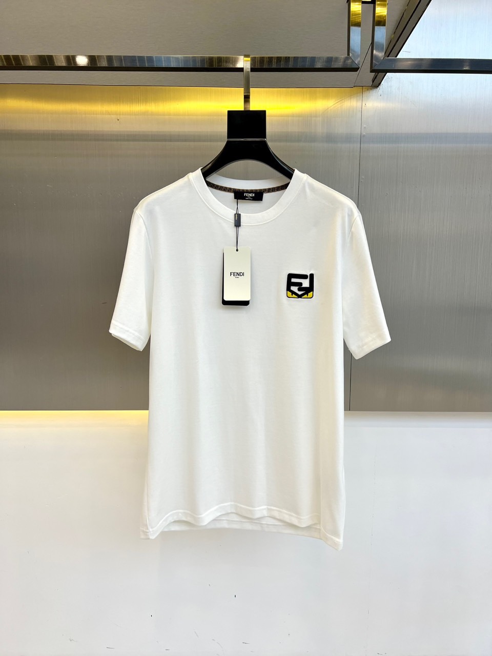 NO:158947,Fend Fend and the new LOGO round neck short-sleeved T-shirt for spring and summer men. Imported fixed fabric is pure cotton, the fabric feels silky and soft, breathable and skin-friendly, and it is extremely comfortable to wear, and the overall texture is quite high!  The iconic logo on the body and chest is carefully crafted and craftsmanship. It is simple, fashionable and classic, and it is very recognizable and classy!  The regular casual style cutting design makes it easy to make you look slim and taller!  S-XXL (model 173, 143 catties upper body M size), fendi, fendi, T-shirt, tees, t-shirt, alexander wang19860909Fend芬迪、春夏男士新款LOGO圆领短袖T恤.进口定织面料纯棉、面料手感丝滑柔软,透气亲肤性极佳,着身无比的舒适,整体质感相当之高！衣身胸前标志性Logo,重工艺精心打造,简约时尚经典让人眼前一亮,极具辨识度与档次感！常规的休闲版型裁剪设计,轻松凹出显瘦显高身型！S-XXL（模特173,143斤上身M码）,,fendi,fendi,T-shirt,tees，t-shirt,alexander wang,Men's clothing