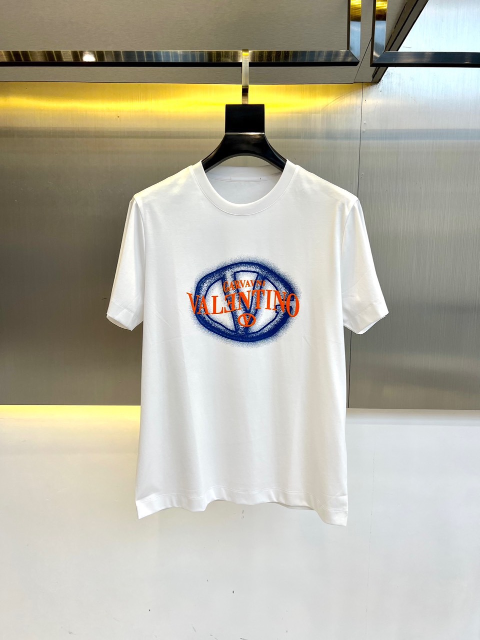 NO:158950,Valentino, new spring and summer products, round neck casual short-sleeved T-shirt, made of high-quality imported mercerized cotton 85 polyester fiber 15 blend, and delicate knitted materials of Egyptian cotton yarn. Original production, high-quality shipment, overall transportation, large goods with 0 residual rate, wireless head, and excellent upper body style!  M-4XL (model 173, 143 catties upper body L size), valentino, T-shirt, tees, t-shirt, alexander wang19860909华伦天奴、春夏新品 圆领休闲短袖T恤,选用高品质进口丝光棉85聚酯纤维15混纺打造, 选用埃及棉纱的细腻针织织材料 原厂出品,高品质出货,车工走线整体,大货0残率,无线头,上身版型超赞！M-4XL（模特173,143斤上身L码）,,valentino,T-shirt,tees，t-shirt,alexander wang,Men's clothing