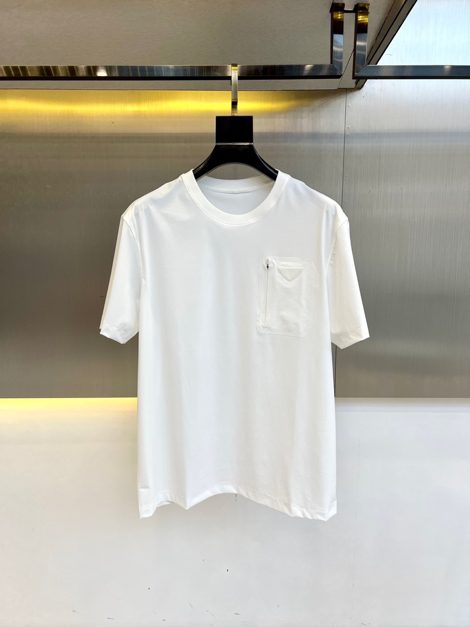 NO:158953,Prad Pula and Ss Spring and Summer New casual round neck solid color short-sleeved Tee, classic pocket decoration for men, fashionable and versatile short-sleeved T-shirt!  As a versatile and unscrupulous base item, you can wear it in various styles, select imported Peruvian cotton, with fine weaving!  solid!  One of the best cottons recognized in the world!  Strong drape!  The texture is perfect!  Moreover, the small gaps in the fabric can make the exercise more breathable and comfortable!  The neckline uses official custom threads, and the workmanship is very exquisite!  Excellent style effect!  And it has super breathable performance!  It can be easily controlled at any age, a must-have item in men's wardrobe!  M-4XL (model 173, 143 catties upper body 50 sizes), prada, prada, T-shirt, tees, t-shirt, alexander wang19860909Prad普拉、ss春夏新款休闲圆领纯色短袖Tee,男士经典口袋装饰时尚百搭短袖T恤！作为百搭不挑人的打底单品,可任由你搭配各种风格穿着,甄选进口秘鲁棉,织法精细！结实！世界公认最好的棉之一！悬垂感强！手感质感都极完美！而且面料上细小的空隙能让运动更加透气舒服！领口采用官方定制螺纹,做工非常精致！版型效果超赞！而且透气性能超强！任何年龄阶段都可轻松驾驭,男士衣橱里必备的单品！M-4XL（模特173,143斤上身50码）,,prada,prada,T-shirt,tees，t-shirt,alexander wang,Men's clothing