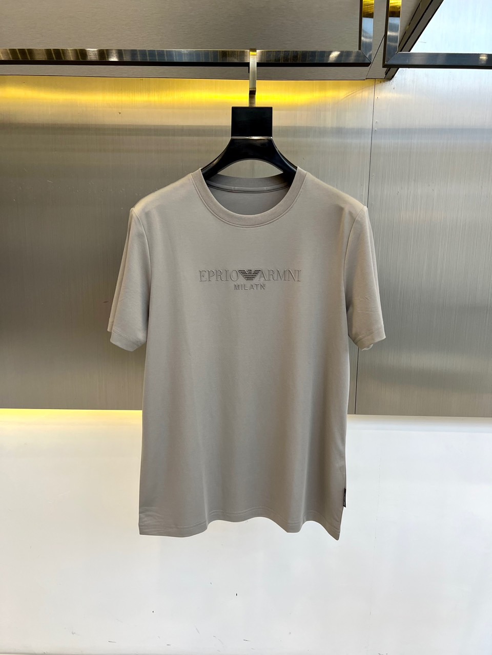 NO:158956,ARM Armani, new spring and summer products, round neck casual short-sleeved T-shirt, made of high-quality imported 43.9 modal, 38.5 polyester fiber, 12.1 spandex 5.5 mixed cotton, and delicate knitted materials of Egyptian cotton yarn. Original production, high-quality shipment, overall transportation, large goods with 0 residual rate, wireless head, and excellent upper body style!  M-4XL (model 173, 143 catties upper body L size), Armani, T-shirt, tees, t-shirt, alexander wang19860909ARM阿玛尼、春夏新品 圆领休闲短袖T恤,选用高品质进口43.9莫代尔,38.5聚酯纤维,12.1氨纶5.5混合棉打造, 选用埃及棉纱的细腻针织织材料 原厂出品,高品质出货,车工走线整体,大货0残率,无线头,上身版型超赞！M-4XL（模特173,143斤上身L码）,,armani,T-shirt,tees，t-shirt,alexander wang,Men's clothing