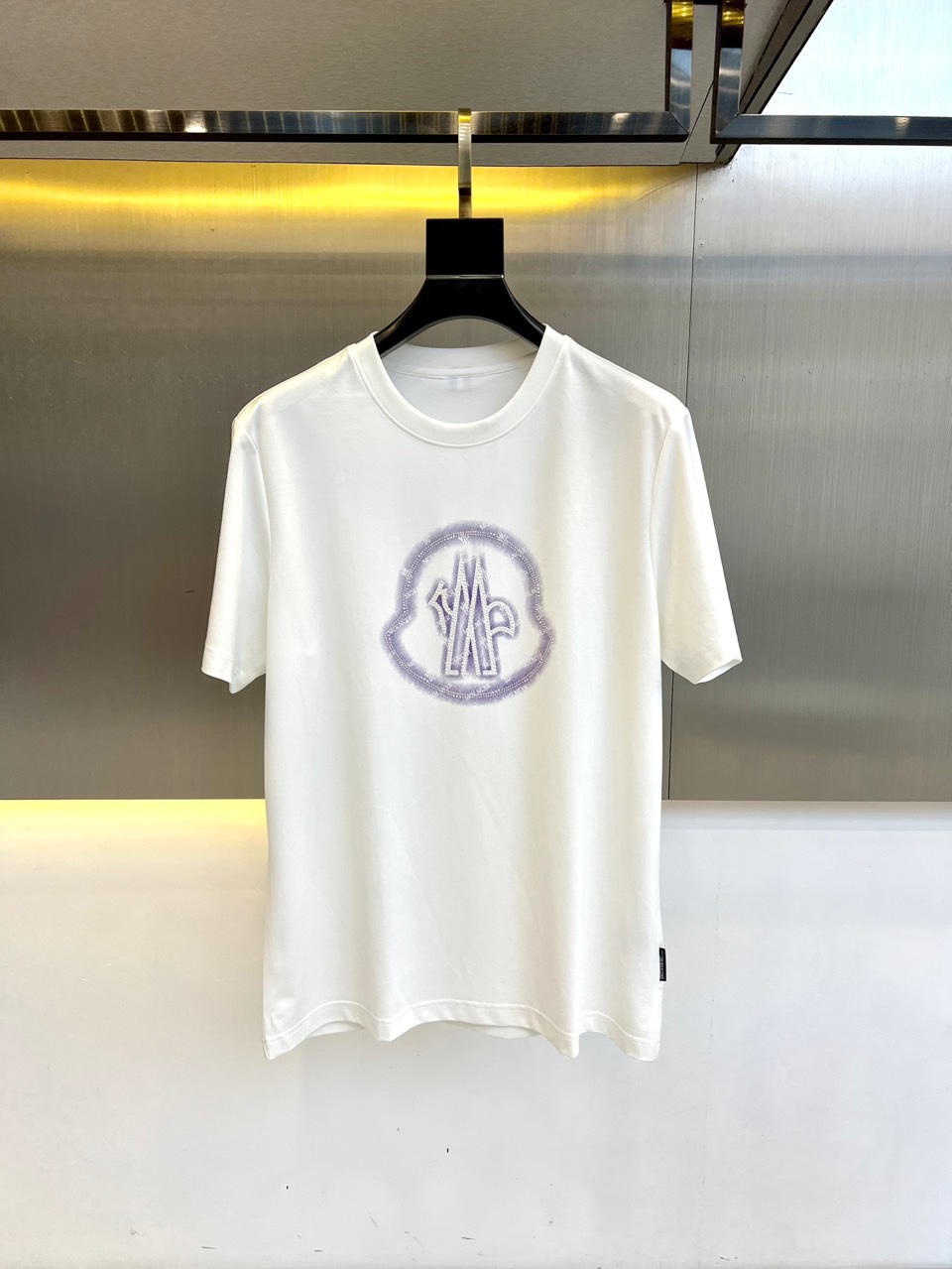 NO:158959,Mon masked and spring and summer men's new classic LOGO imprinted round neck short-sleeved T-shirt. Cotton 43.9, modal 38.5, polyester fiber 12.1, spandex 5.5 fabric, silky and soft feel, excellent breathability and skin-friendly, extremely comfortable to wear, and the overall texture is quite high!  The iconic logo logo on the chest of the clothes is carefully crafted in multi-color three-dimensional. The contrasting color effect makes people shine, forming a sharp and strong contrast, with great recognition and class!  The regular casual loose fitting design makes it easy to make you look slim and taller!  M-4XL (model 173, 143 catties upper body L size), Moncler, T-shirt, tees, t-shirt, alexander wang19860909Mon蒙口、春夏男士新款经典LOGO压印圆领短袖T恤.棉43.9,莫代尔38.5,聚酯纤维12.1,氨纶5.5面料,手感丝滑柔软,透气亲肤性极佳,着身无比的舒适,整体质感相当之高！衣身胸前标志性徽标Logo,采用多色立体精心打造,撞色效果让人眼前一亮,形成鲜明的强烈对比,极具辨识度与档次感！常规的休闲宽松版型裁剪设计,轻松凹出显瘦显高身型！M-4XL（模特173,143斤上身L码）,,Moncler,T-shirt,tees，t-shirt,alexander wang,Men's clothing