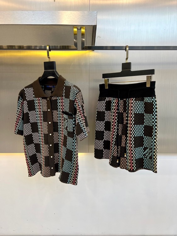 NO:158962,1v, ss summer clothing new casual set, same-body gradient color presbyterian men's fashion suit. Very design-like, spot texture is invincible, pure cotton knitted fabric, breathable and refreshing, three-dimensional contour of the upper body, not too soft, exquisite workmanship and loose style design, customized original fiber anti-wrinkle fabric!  The neat tailoring and deconstructive design make the simple style with high practical wear a benchmark for fashion!  Highly recommended, keep your own version!  S, M, L, XL (model 173, 143 catties upper body M size), alexander wang198609091v、ss夏装新品休闲套装,同体渐变色老花男士时尚套装.非常有设计感,现货质感无敌,纯棉针织面料、透气清爽、上身轮廓立体,不会过于柔软,做工精湛、宽松版型设计,定制原版纤维抗皱面料！利落的剪裁和解构主义的设计,让高实穿度的简约风格成为时尚标杆！强烈推荐,自留款！S、M、L、XL（模特173,143斤上身M码）,,alexander wang,Men's clothing