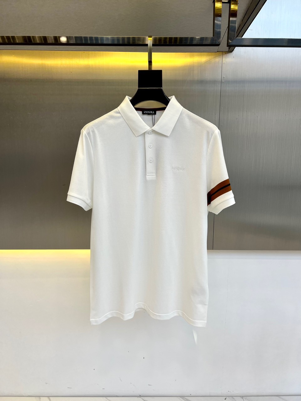 NO:160348,Zegn, 2025 spring and summer new men's fashion business casual short-sleeved polo shirt, a casual short-sleeved shirt dominated by fabrics and craftsmanship, based on mercerized cotton. It abandons the previous style and tone and takes the minimalist route. It is very pure and neat and clean, classic style, calm and atmospheric, and can easily highlight the texture. It is a color scheme with wide compatibility, both business and casual and fashionable, both solemn and harmonious, with a full style aura!  Customer-supplied pearl mercerized cotton fabric, with excellent touch experience, first-class tailoring, extremely smooth and perfect lines, impeccable details, and a strong overall sense of quality. You must buy in spring and summer!  48-56 (model 173, 143 catties upper body 50 sizes), zegna, T-shirt, alexander wang19860909Zegn杰尼亚、2025春夏新品男士时装商务休闲短袖polo衫,以面料和工艺为主导的一款休闲短袖,驻地丝光棉材质.摒弃了以往的风格与基调,走了极简的路线,非常纯粹且利落干净,经典版型,沉稳大气,极易凸显质感亦是兼容性广泛的配色,即可商务也可休闲时髦,亦庄亦谐,自带满格气场！客供珠地丝光棉面料,触感体验极佳,剪裁一流,线条感极致流畅完美,细节无可挑剔,整体品质感极强,春夏必入款！48-56（模特173,143斤上身50码）,,zegna,T-shirt,alexander wang,Men's clothing