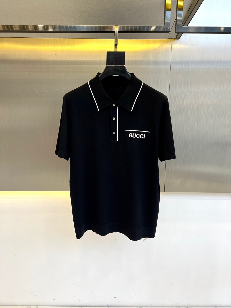 NO:160351,Gucc, 25s spring and summer new style, men's classic striped inlay mulberry silk Yilit knit round neck short-sleeved T-shirt!  Use imported viscose fiber 55.8, nylon 21.9, mulberry silk 22.3 fiber blended Yilite fabric, the main components are super thin and elastic bead yarn. The fabric has unique hydrophilicity, silky and thin feel, comfortable and skin-friendly, and excellent breathable and sweat-free, allowing you to feel cool and comfortable in the hot summer!  The iconic stripes of the sleeves and arms are inlaid with flowers, which are soul-like embellishments. Combined with details such as webbing and splicing on the hem, it strongly flaunts the symbol of identity, making the specifications and recognition of the entire dress soar!  The basic fit style is cut, the upper body effect is excellent, both commuting and casual mixing, and there is no age limit, which can interpret a super-style urban elite sense and is a fashionable item with a very high degree of control!  48-56 (model 173, 143 catties upper body 50 sizes), gucci, gucci, T-shirt, tees, t-shirt, alexander wang19860909Gucc古驰、25s春夏新款,男士经典条纹嵌花桑蚕丝伊力特针织圆领短袖T恤衫！选用客供进口粘纤55.8, 锦纶21.9,桑蚕丝22.3纤维混纺伊力特面料,主要成分超细,高弹的曲珠纱,面料具有独特的亲水性,手感丝滑且轻薄,触感舒爽亲肤,透气排汗性极佳,让您在炎炎夏日中,也能感受到清凉与舒适！衣身袖臂标志性条纹撞色嵌花,属于灵魂式的点缀,结合下摆织带拼接开衩等细节,有力的标榜了身份的象征,让整件衣服的规格感与辨识度飙升！基础合身版型裁剪,上身效果出色,即通勤亦休闲混搭,无年龄层次限定,可以诠释出超具型格的都市精英感,属于驾驭度极高的时髦单品！48-56（模特173,143斤上身50码）,,gucci,gucci,T-shirt,tees，t-shirt,alexander wang,Men's clothing