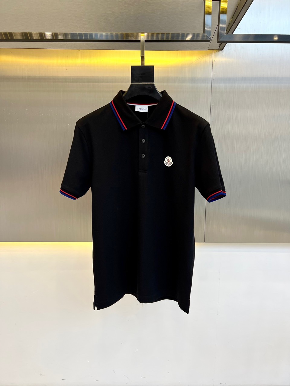 NO:160352,Moncle cover, 2025s classic iconic logo embellishment elements, classic fashion lapel, Polo shirt short sleeves, trading company channel orders, simple and elegant, fashionable and versatile, and the quality is even more unstriking!  The imported fixed-woven pure cotton bead mesh fabric is used, which is soft, straight, stylish, breathable and comfortable. The upper body has a good drooping feeling and is not easy to deform! It is even less likely to fade! A clean and refreshing foundation. The POLO shirt style is small and crisp pointed collar, and the armband design uses the three-dimensional craftsmanship of the brand logo, which perfectly combines leisure and business!  Fashionable and versatile!  48-56 (model 173, 143 catties upper body 50 sizes), christian louboutin, Moncler, T-shirt, alexander wang19860909Moncle蒙口、2025s经典标志性Logo点缀元素 经典时尚翻领 Polo衫短袖 ,贸易公司渠道订单,简约大气,时尚百搭,品相更是无法挑剔！选用客供进口定织纯棉珠地网眼面料,柔软挺阔有型、透气舒适.上身垂感好,不易变形!更不易褪色!干净清爽的基础 POLO衫版型,小巧而挺括的尖领有型又时尚,袖标设计运用了品牌logo立体工艺,休闲与商务完美结合！时尚百搭！48-56（模特173,143斤上身50码）,,christian louboutin,Moncler,T-shirt,alexander wang,Men's clothing