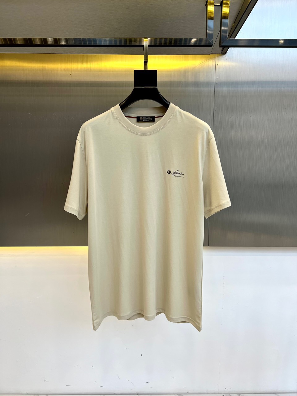 NO:160353,LP Home 2025 Spring and Summer latest embroidered men's round neck short-sleeved T-shirt, casual tailored cotton sweatshirt, simple and generous, elegant patchwork pocket design on the chest, iconic shield logo, paired with classic contrasting stripes, all adopt 3D three-dimensional printing technology, exquisite and exquisite, full and stylish, strongly highlighting the brand's personality and culture, enhancing the overall style and taste, with a strong texture and high brand identity. Simple and versatile style, not picky about people to wear, never out of date, the matching index is very high, single or base wear is a good choice, easily leading the fashion trend, a must-have for high-end and trendy men!  Imported customer-supplied fabric double-stranded combed horse cotton, with delicate and soft texture, elasticity, comfortable and breathable, and will not fade or deform after wearing for a long time. 48-54 (model 173, 143 catties upper body 50 yards), loro piana, T-shirt, tees, t-shirt, alexander wang19860909LP家 2025春夏最新绣标男士圆领短袖T恤衫,休闲剪裁棉质运动衫,简单大方,胸前雅致拼布口袋设计,标志性的盾牌徽标,搭配经典的撞色条纹,都采用3D立体印花工艺,精致考究,饱满有型,强烈地凸显出品牌的个性与文化,提升了整体的格调与品位,质感极强,品牌标识度高.简约百搭款,不挑人穿,永不过时,搭配指数非常高,单穿或者打底穿都是不错的选择,轻松引领时尚潮流,高端新潮型男必备尚品！进口客供面料双股精梳匹马棉,质感细腻柔软,有弹性,穿着舒适透气凉爽,且久穿久洗不褪色不变形.48-54（模特173,143斤上身50码）,,loro piana,T-shirt,tees，t-shirt,alexander wang,Men's clothing