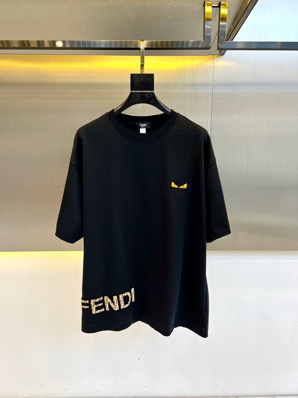 NO:160354,FENDI, 2025 Spring and Summer Men's New LOGO Round Neck Short-Sleeve T-shirt. Imported fixed-woven fabric, pure cotton, fabric feels silky and soft, breathable and skin-friendly, extremely comfortable to wear, and the overall texture is quite high!  The iconic logo on the body and chest is carefully crafted and craftsmanship. It is simple, fashionable and classic, and it is very recognizable and classy!  The regular casual style cutting design makes it easy to make you look slim and taller!  M-4XL (model 173, 143 catties upper body L size), fendi, T-shirt, tees, t-shirt, alexander wang19860909FENDI、2025春夏男士新款LOGO圆领短袖T恤.进口定织面料,纯棉、面料手感丝滑柔软,透气亲肤性极佳,着身无比的舒适,整体质感相当之高！衣身胸前标志性Logo,重工艺精心打造,简约时尚经典让人眼前一亮,极具辨识度与档次感！常规的休闲版型裁剪设计,轻松凹出显瘦显高身型！M-4XL（模特173,143斤上身L码）,,fendi,T-shirt,tees，t-shirt,alexander wang,Men's clothing