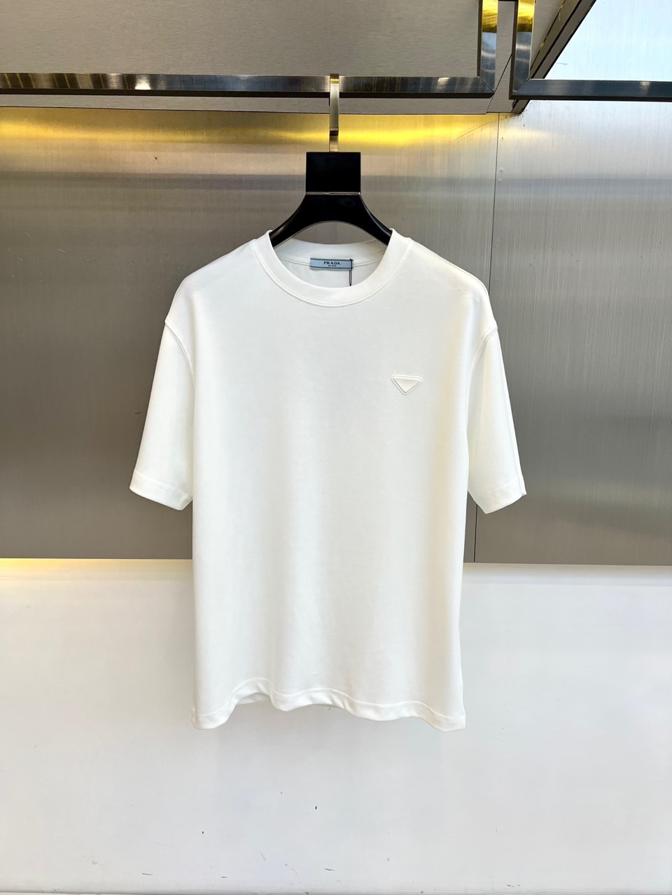 NO:160355,Prada, 2025 spring and summer men's new simple round neck short-sleeved T-shirt. Imported fixed-woven fabric, mainly for comfortable wearing, 22.4 cotton, 48.7 polyester, 24.9 modal, 4 spandex, the fabric feels silky and soft, breathable and skin-friendly, extremely comfortable to wear, and the overall texture is quite high!  The iconic logo on the body and chest is simple, fashionable and classic, and it is very recognizable and classy!  The regular casual style cutting design makes it easy to make you look slim and taller!  M-4XL (model 173, 143 catties upper body L size), prada, T-shirt, tees, t-shirt, alexander wang19860909普拉达、2025春夏男士新款简约款圆领短袖T恤.进口定织面料,主打穿着舒适、22.4棉、48.7聚酯纤维、24.9莫代尔、4氨纶、面料手感丝滑柔软,透气亲肤性极佳,着身无比的舒适,整体质感相当之高！衣身胸前标志性Logo,简约时尚经典让人眼前一亮,极具辨识度与档次感！常规的休闲版型裁剪设计,轻松凹出显瘦显高身型！M-4XL（模特173,143斤上身L码）,,prada,T-shirt,tees，t-shirt,alexander wang,Men's clothing