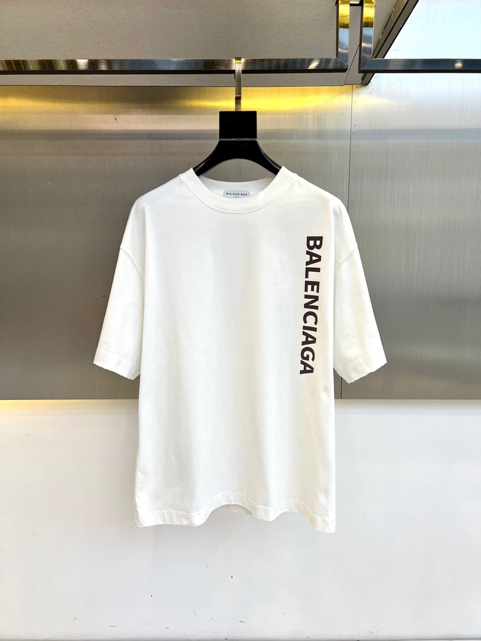 NO:160357,Balenciaga, 2025 spring and summer men's new LOGO round neck short-sleeved T-shirt. Imported fixed-woven fabric, pure cotton and fabric feel silky and soft, breathable and skin-friendly, extremely comfortable to wear, and the overall texture is quite high!  The iconic logo on the body and chest is carefully crafted and craftsmanship. It is simple, fashionable and classic, and it is very recognizable and classy!  The regular casual style cutting design makes it easy to make you look slim and taller!  M-4XL (model 173, 143 catties upper body L size), balenciaga, T-shirt, tees, t-shirt, alexander wang19860909巴黎世家、2025春夏男士新款LOGO圆领短袖T恤.进口定织面料,纯棉、面料手感丝滑柔软,透气亲肤性极佳,着身无比的舒适,整体质感相当之高！衣身胸前标志性Logo,重工艺精心打造,简约时尚经典让人眼前一亮,极具辨识度与档次感！常规的休闲版型裁剪设计,轻松凹出显瘦显高身型！M-4XL（模特173,143斤上身L码）,,balenciaga,T-shirt,tees，t-shirt,alexander wang,Men's clothing