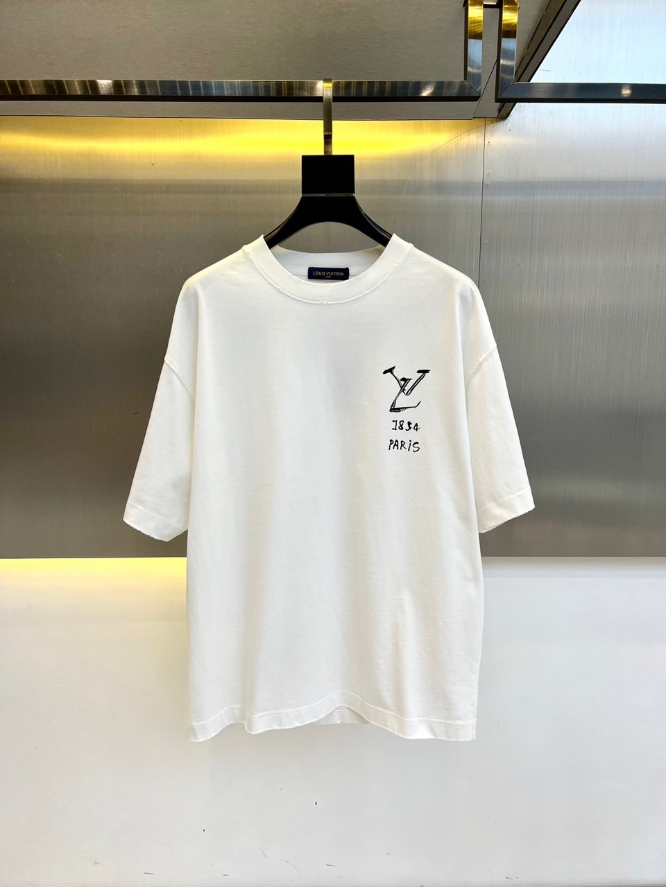 NO:160360,LV, 2025 Spring and Summer Men's New LOGO Round Neck Short-Sleeve T-shirt. Imported fixed-woven fabric, pure cotton, fabric feels silky and soft, breathable and skin-friendly, extremely comfortable to wear, and the overall texture is quite high!  The iconic logo on the body and chest is carefully crafted and craftsmanship. It is simple, fashionable and classic, and it is very recognizable and classy!  The regular casual style cutting design makes it easy to make you look slim and taller!  M-4XL (model 173, 143 catties upper body L size), louis vuitton, T-shirt, tees, t-shirt, alexander wang19860909LV、2025春夏男士新款LOGO圆领短袖T恤.进口定织面料,纯棉、面料手感丝滑柔软,透气亲肤性极佳,着身无比的舒适,整体质感相当之高！衣身胸前标志性Logo,重工艺精心打造,简约时尚经典让人眼前一亮,极具辨识度与档次感！常规的休闲版型裁剪设计,轻松凹出显瘦显高身型！M-4XL（模特173,143斤上身L码）,,louis vuitton,T-shirt,tees，t-shirt,alexander wang,Men's clothing