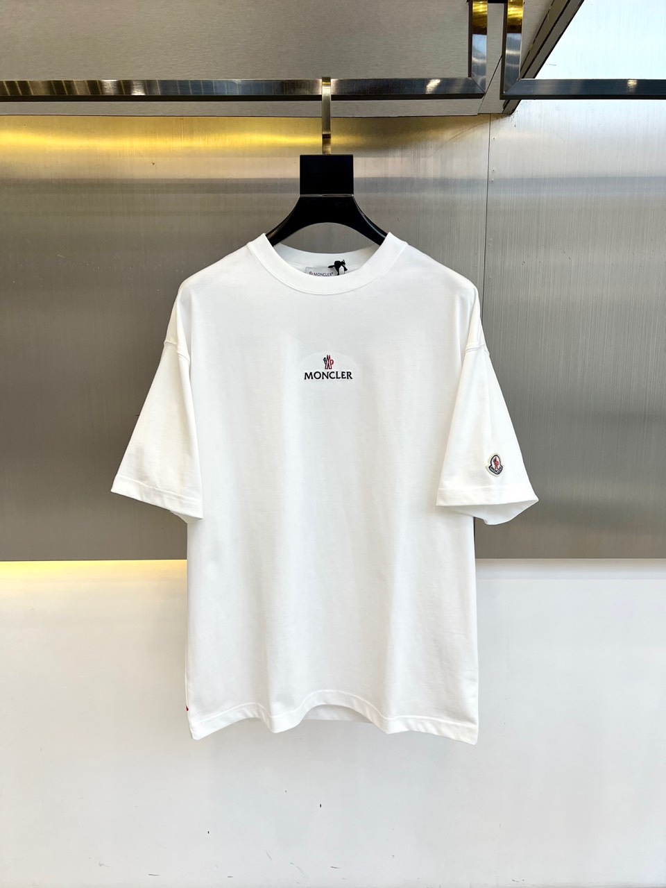 NO:160363,Mon cover, 25 spring and summer men's round neck embroidered logo short-sleeved T-shirt, oxygen-rich ice cotton jersey loose round neck short-sleeved T-shirt, pure cotton high-count textured line fabric, the overall touch is extremely comfortable, close to the body and cool, and the skin-friendly effect is also excellent. The overall loose style configuration is more youthful and sporty, and the upper body is atmospheric, with excellent effect, and the combination is even more worry-free and effort-saving. Whether it is casual sports or high street travel, you can easily control it!  S-XXL (model 173, 143 catties upper body M size), Moncler, T-shirt, tees, t-shirt, alexander wang19860909Mon蒙口、25春夏男士圆领刺绣logo短袖T恤,富氧冰棉平纹针织宽松版型圆领短袖t恤,纯棉高支数纹理线条面料,整体的触感极为舒适,贴身自带凉感,亲肤效果也是极佳.整体宽松的版型配置,更具青春运动风格,上身大气出彩,效果极佳,搭配更是省心省力,无论是休闲运动还是高街出行,都能轻松驾驭！S-XXL（模特173,143斤上身M码）,,Moncler,T-shirt,tees，t-shirt,alexander wang,Men's clothing