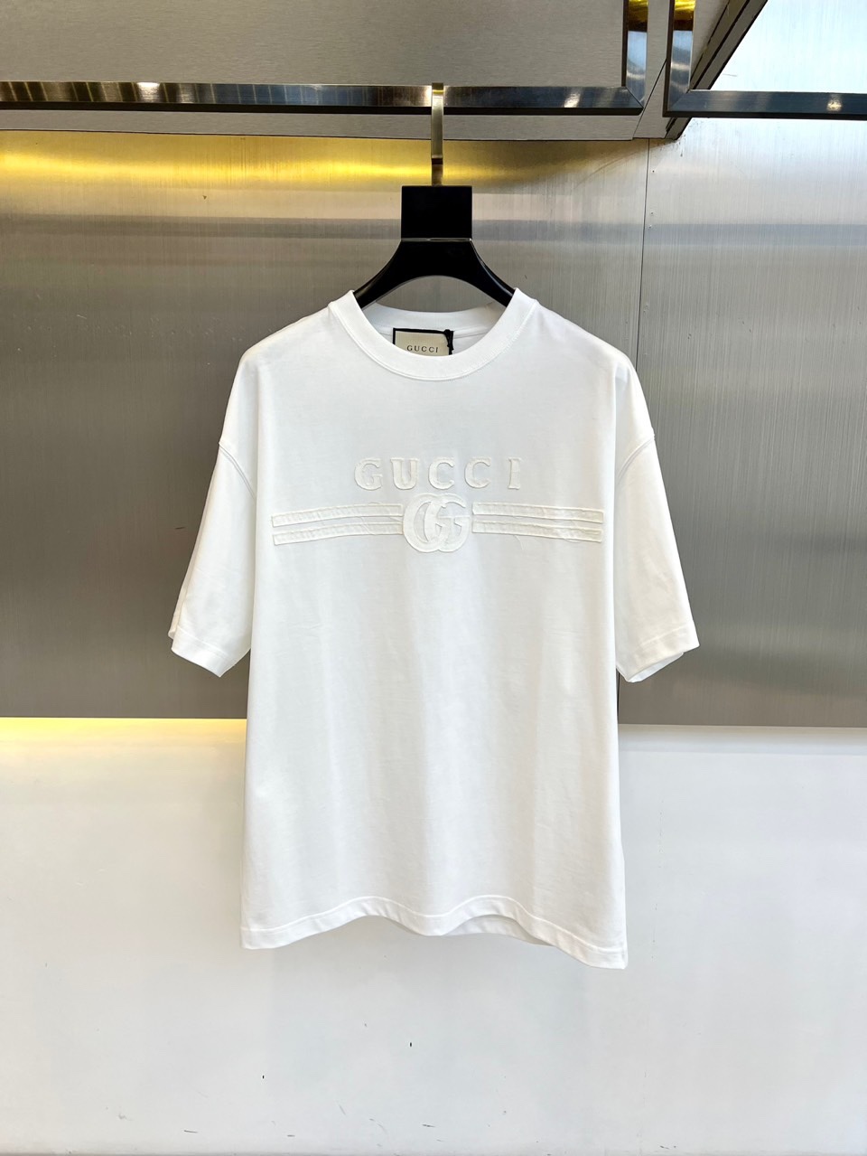 NO:160366,Gucc, 2025 spring and summer new men's casual round neck short-sleeved T-shirt, 220g pure cotton fabric, simple and atmospheric style, selected high-quality pure cotton, the fabric is dense and tight, and it is not easy to deform after wearing it. It is slightly elastic, soft and textured, and has excellent comfort and breathability on the upper body!  The exquisitely embroidered logo on the chest!  Urban simple and fashionable casual classic round neck style, not picky about age and figure, strong inclusiveness, easy to control the upper body. S-XXL (model 173, 143 catties upper body M size), gucci, gucci, T-shirt, tees, t-shirt, alexander wang19860909Gucc古驰、2025春夏新品男士休闲圆领短袖T恤 ,220g纯棉面料,简单大气的款式,甄选优质纯棉,面料密度紧实久穿不易变形,微弹力柔软有质感,上身舒适性与透气性绝佳！的胸前精美贴布绣Logo标识！都市简约又时尚的休闲经典圆领版型,不挑年龄身材,包容性很强,上身轻松驾驭.S-XXL（模特173,143斤上身M码）,,gucci,gucci,T-shirt,tees，t-shirt,alexander wang,Men's clothing