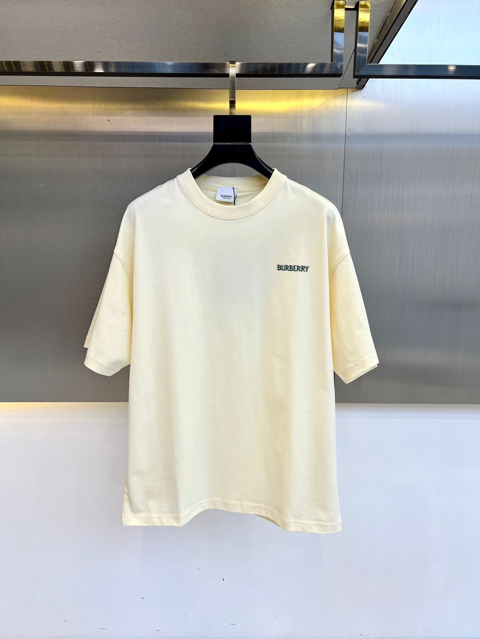 NO:160369,Burberry and 25SS spring and summer new short-sleeved T-shirts are men's singles. This fabric looks simple, but when you actually touch it, it has the smoothness of water, smooth and toughness, delicate and fullness. The regular style is free and unrestrained, hiding the flesh and making you look slim. Fashionable decorative logo elements, concave and convex, simple and fashionable. S-XXL (model 173, 143 jin upper body M size), ,burberry,burberry,T-shirt,tees,t-shirt,alexander wang19860909Bur巴宝莉、25SS春夏新品短袖T恤为男士单品,此款面料看起来简单,实际摸到手上,具有水流一般的柔滑,手感爽滑有韧劲,细腻饱满度非常哇塞.常规版型,自由不拘束,藏肉显瘦.时尚装饰logo元素,凹凸有致,简约时尚.S-XXL（模特173,143斤上身M码）,,burberry,burberry,T-shirt,tees，t-shirt,alexander wang,Men's clothing