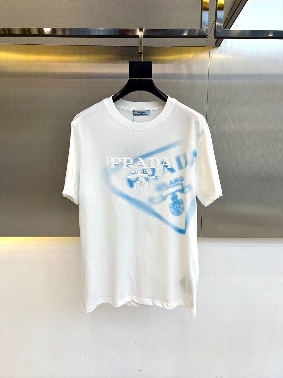 NO:160375,Prad, 2025 spring new product printed logo short-sleeved T-shirt. Texinyang cotton textile tight cotton, 24 yarns are relatively thin, so the fabric made of this yarn is usually relatively thin, soft and has good breathability. Tight cotton is the structure of the fabric, and the yarns are arranged tightly, making the fabric thicker and more dense. The tight structure also helps to improve the wear resistance and wrinkle resistance of the fabric. The stitches of tatami embroidered cross the entire figure and are arranged in a direction that is perpendicular to the boundary of the figure, forming a set of forward and return stitches. This arrangement not only enhances the three-dimensionality and texture of the pattern, but also makes the pattern more delicate and vivid. S-XXL (model 173, 143 jin upper body M code),, prada, prada, T-shirt, tees, t-shirt, alexander wang19860909Prad普拉、2025春装新品印花logo短袖T恤.特新氧棉纺织紧密棉,24支纱线相对较细,因此,由这种纱线制成的面料通常会相对轻薄、柔软并具有良好的透气性.紧密棉可是面料的结构紧密,纱线之间排列紧密无间,使得面料更加厚实、密实.紧密的结构也有助于提高面料的耐磨性、抗皱性.榻榻米绣的针迹跨过整个图形,沿与图形边界相垂的方向排列,分别形成一组前进和返回针迹.这种排列方式不仅增强了图案的立体感和质感,还使得图案更加精细和生动.S-XXL（模特173,143斤上身M码）,,prada,prada,T-shirt,tees，t-shirt,alexander wang,Men's clothing