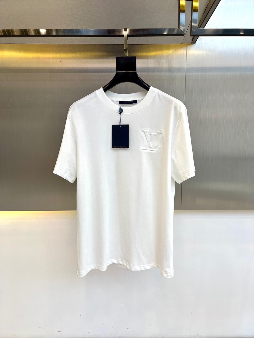 NO:160378,1v, 2025 spring clothing new embossed steel-printed short-sleeved T-shirt, this T-shirt is made of customized jersey cotton, with heavy fabric, solid and soft feel, and a crisp and stylish texture. Whether it is touch or visual, it gives people a high-end and comfortable feeling!  The fashionable and old color design on the chest, paired with three-dimensional embossed steel stamp logo, shows a unique personality charm!  This style is fashionable and outstanding. No matter how the trend changes, it can maintain its unique style, adding a casual personality, making the entire T-shirt more dynamic!  S-XXL (model 173, 143 catties upper body M size), T-shirt,tees,t-shirt,alexander wang198609091v、2025春装新品压纹钢印短袖T恤,这款T恤采用客供定制平纹针织棉布,面料克重足,手感瓷实柔软,质感挺括有型,无论是从触感还是视觉上,都给人一种高档而舒适的感觉！胸前的时尚做旧擦色设计,搭配立体浮雕钢印标识,展现出独特的个性魅力！这种风格时髦出众,无论潮流如何变化,都能保持其独特的风采,增添了一份随性的个性,使得整款T恤更加富有动感！S-XXL（模特173,143斤上身M码）,,T-shirt,tees，t-shirt,alexander wang,Men's clothing