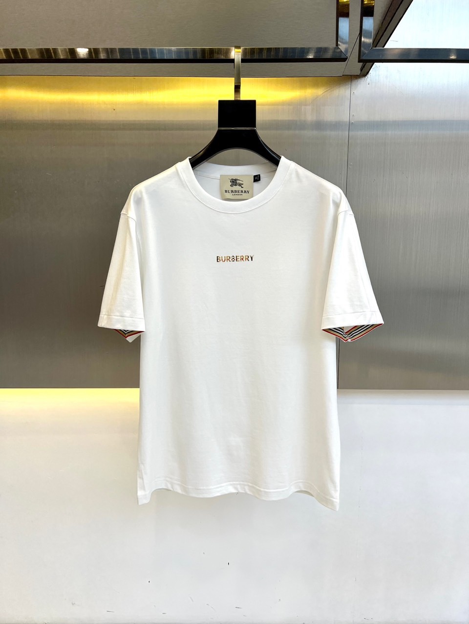 NO:160381,Bur Bao, 2025 spring and summer new printed three-dimensional letter logo logo couple short-sleeved T-shirt!  A very tone and charming item!  32 double fully combed cotton textile fabric, simple and classic!  The fabric has a delicate and soft touch, and is very skin-friendly and breathable, making the upper body more fashionable and stylish!  All the details are perfect, and the quality can stand the scrutiny and inspection!  The casual and loose style cut is a versatile style that can be worn by both men and women. It is more eye-catching and pleasing to the street with couple outfits!  S-XXL (model 173, 143 catties upper body M size), burberry, burberry, T-shirt, tees, t-shirt, alexander wang19860909Bur巴宝、2025春夏新款印花立体字母标识logo情侣款短袖T恤！一款极具腔调感与魅力的单品！32支双全精梳棉纺织面料,简约经典！面料触感细腻柔软,着穿非常的亲肤透气,上身效果更加时髦有型！所有细节均相当完美,品质经得起推敲与检验！休闲宽松的版型裁剪,男女均可上身的百搭款式,搭配情侣装出街更为吸睛养眼！S-XXL（模特173,143斤上身M码）,,burberry,burberry,T-shirt,tees，t-shirt,alexander wang,Men's clothing