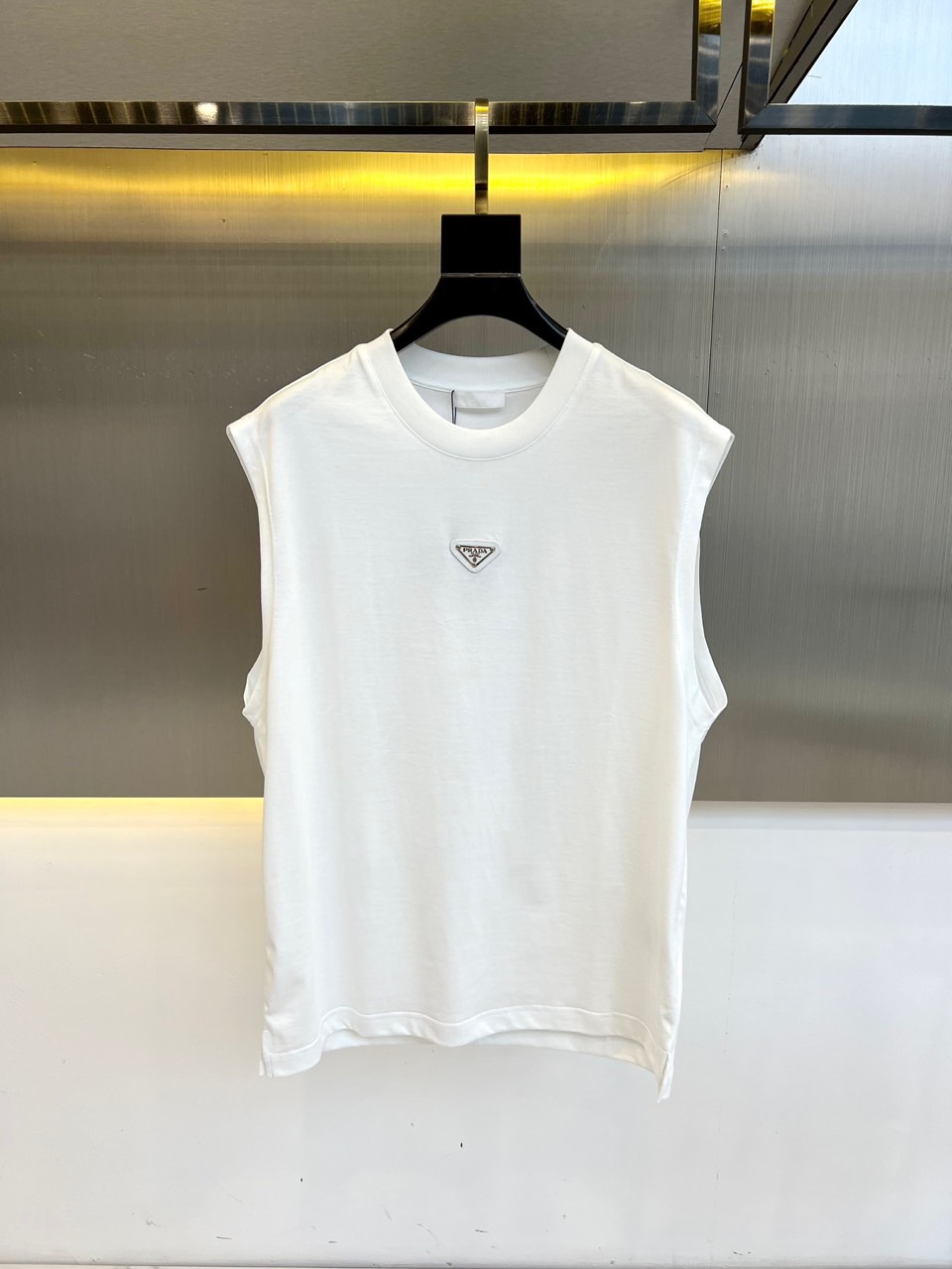 NO:160359,Prad, 25s summer new vest, chest brand logo classic and fashionable, and elegant temperament stands!  Such a fashionable and high-end feel!  The careful design shows the superb cutting and craftsmanship. It is really full of design sense everywhere!  Wearing alone in summer is a very good choice!  As a brand that pursues the sense of design and cutting craftsmanship, the materials used will never disappoint!  This model uses a 340G pure cotton fine cotton double yarn 1*1 Rowan shirt body, the cloth is full, soft and skin-friendly. The casual style is not picky about the figure, fashionable and versatile, showing the comfort of this design is unparalleled, more atmospheric and simple. It is a very comfortable piece in summer. A classic style that can be worn every day!  48-56 (model 173, 143 catties upper body 50 sizes), prada, prada, alexander wang19860909Prad普拉、25s夏季新品背心,胸口品牌logo经典时尚,大方气质屹立！如此时尚高级感！小心机设计,尽情的展示了裁剪和工艺的高超.真的处处都充满了设计感！夏天单穿都是非常不错的不二之选！ 作为一个追求设计感和裁剪工艺的品牌,用料永远不会让人失望！本款采用340G纯棉精棉双纱1*1罗文衫身,布面棉质饱满柔软亲肤 休闲款不挑身材,时尚百搭,展现这种设计的舒适感是无与伦比的,更加的大气简约.夏日上身非常舒适的一件.每天都能穿的经典款式！48-56（模特173,143斤上身50码）,,prada,prada,alexander wang,Men's clothing