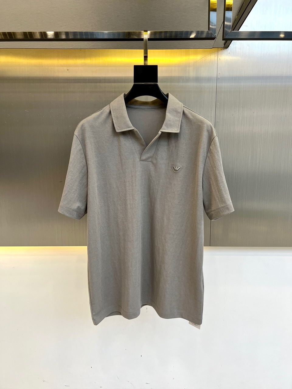 NO:160362,Armani, high-end custom V-neck casual style 25 men's sesame Polo shirt, classic business men's clothing, ceilings in men's clothing, high-quality simple TEE, this sesame shirt, 50 cotton, 48 nylon, 2 linen, precise to each needle's delicate craftsmanship, completely different from ordinary fabric cutting. The lines are smooth and the style is crisp, perfectly modifying the body shape. Whether it is daily going out or business casual, it can be easily controlled, demonstrating the elegant temperament of men. The classic V-neck design is simple but not lacking in atmosphere. It is suitable for various styles of wear. Whether it is matched with casual jeans or capable business trousers, it can show a unique fashion taste and easily become the focus of the crowd. The texture is silky, close to the body, skin-friendly and breathable!  48-56 (model 173, 143 catties upper body 50 sizes), Armani, jeans, alexander wang19860909阿玛尼、高端定制V领休闲风25男士麻料Polo衫,经典商务男装,男装界的天花板,高质感的简约TEE,这款麻料衫,50棉、48锦纶、2亚麻、精准到每一针的细腻工艺,完全区别于普通面料裁剪.线条流畅,版型挺括,完美修饰身形,无论是日常出街还是商务休闲,都能轻松驾驭,彰显男士优雅气质.经典V领设计,简约而不失大气.适配各种风格穿搭.无论是搭配休闲牛仔裤,还是干练的商务西裤,都能展现出独特的时尚品味,轻松成为人群焦点.质感丝滑,贴身亲肤透气！48-56（模特173,143斤上身50码）,,armani,jeans,alexander wang,Men's clothing