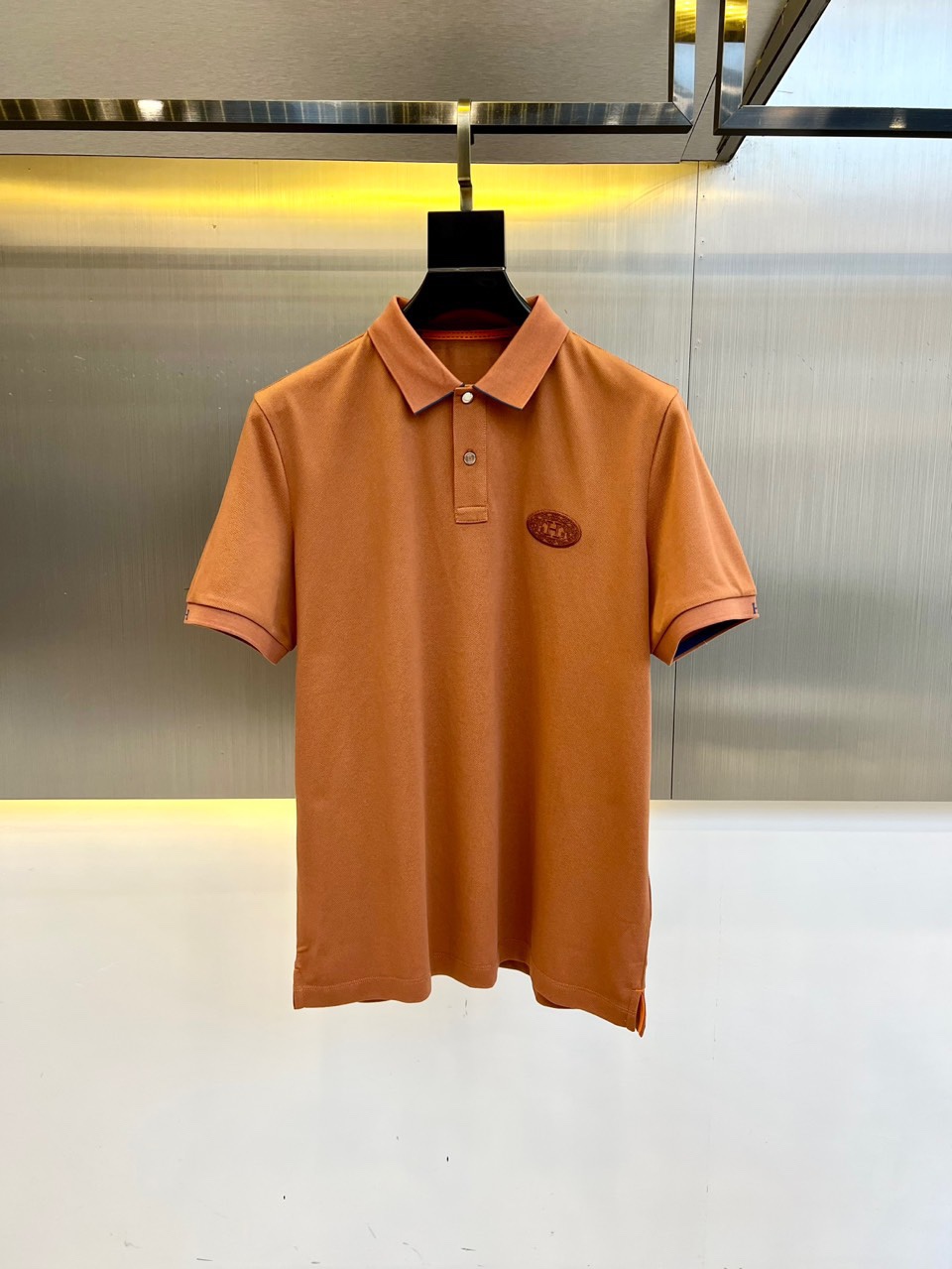 NO:160365,Hermes, 2025 summer new men's lapel short-sleeved polo shirt. The use of 62 cotton 38 polyester fiber makes it silky and soft, and it is veritable. The CHAO long fiber cotton belongs to the fine velvet fiber. The fabric feels delicate and fleshy, and it is far higher than the softness, toughness and gloss of the skeleton. The cotton has a tight, crisp and stylish texture. It is tough, elastic and durable. It is the highest quality mark of cotton fabrics and textiles. The honeycomb bead floor texture is breathable and dry, and the mesh bead floor weaving method is soft and glutinous, not easy to deform. The texture is rich and gentle, three-dimensional hollow and breathable, and the upper body is not stuffy. Bright contrasting rib elements Fashionable age-reducing opens your summer appearance, contrasting striped rib elements show elegant sports aesthetics, the collar and cuffs echo, break the silent unique creative stripes, fully show fashion charm, and continue the characteristics of POLO shirts that are both business and casual, with high-quality and versatile details and textures. They can be matched with various trousers (casual pants, jeans, shorts) with both fashionable and practical wear! 48-56 (model 173, 143 catties upper body 50 sizes), hermes, shorts, jeans, T-shirt, alexander wang19860909爱马仕、2025夏季新款男士翻领短袖polo衫.选用62棉38聚酯纤维这造就了它丝滑柔软,名副其实的“f棉中贵族”.属于细绒纤维中的CHAO长纤维棉,面料手感细腻有肉感,Q弹又不失骨架柔软度、强韧性和光泽度上也远高于同期品质的棉花质地紧密挺括有型,坚韧有弹性持久耐用是棉织品和纺织品的zui高品质标志.蜂窝珠地肌理 透气干爽,网眼珠地面料织法,软糯、不易变形,肌理丰富温柔触感,立体中空透气,上身不闷热.亮眼撞色罗纹元素 时髦减龄开启你的夏季逆天颜值,撞色条纹罗纹元素彰显优雅运动美学,领部与袖口相呼应,打破沉寂獨特创意条纹,尽显时尚魅力,延续POLO衫商务与休闲兼具的特性高笈百搭,细节质感十足 可与各式裤装(休闲裤、牛仔裤、短裤)搭配兼具时髦感与实穿性！48-56（模特173,143斤上身50码）,,hermes,shorts,jeans,T-shirt,alexander wang,Men's clothing