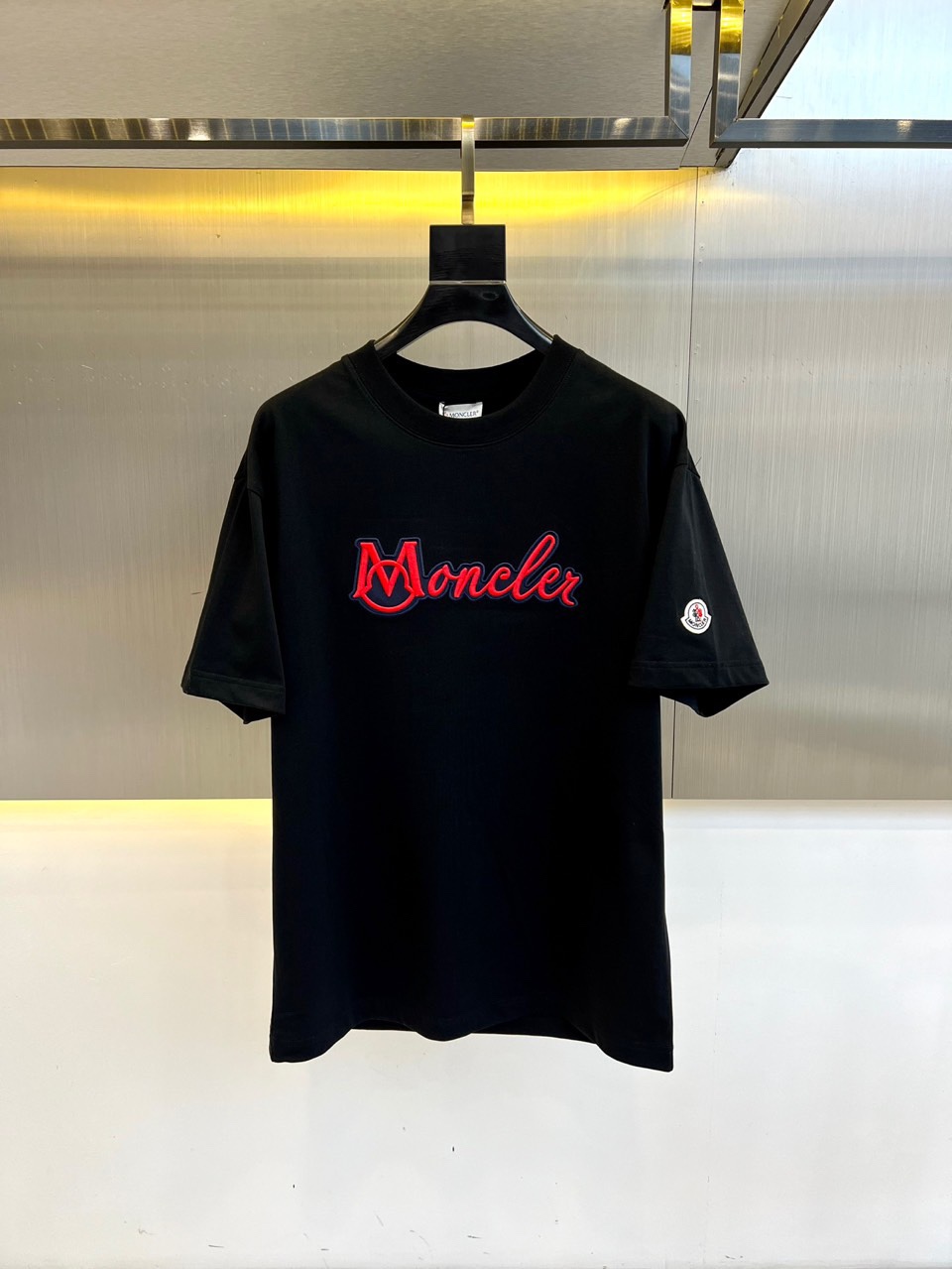 NO:509665,A new short-sleeved T-shirt with covers and spring clothes, this T-shirt is made of customized jersey cotton. The fabric is heavy, the feel is solid and soft, and the texture is crisp and stylish. Whether it is touch or visual, it gives people a high-end and comfortable feeling!  The fashion heavy industry on the chest creates the original logo, showing a unique personality charm!  This style is both fashionable and outstanding, and elegant. No matter how the trend changes, it can maintain its unique style, adding a casual personality, making the entire T-shirt more dynamic!  48-56 (model 173, 143 catties upper body 50 sizes), Moncler, T-shirt, tees, t-shirt, alexander wang19860909蒙口、春装新品爆款短袖T恤,这款T恤采用客供定制平纹针织棉布,面料克重足,手感瓷实柔软,质感挺括有型,无论是从触感还是视觉上,都给人一种高档而舒适的感觉！胸前的时尚重工打造原版 logo,展现出独特的个性魅力！这种风格既时髦出众,又不失优雅,无论潮流如何变化,都能保持其独特的风采,增添了一份随性的个性,使得整款T恤更加富有动感！48-56（模特173,143斤上身50码）,,Moncler,T-shirt,tees，t-shirt,alexander wang,Men's clothing