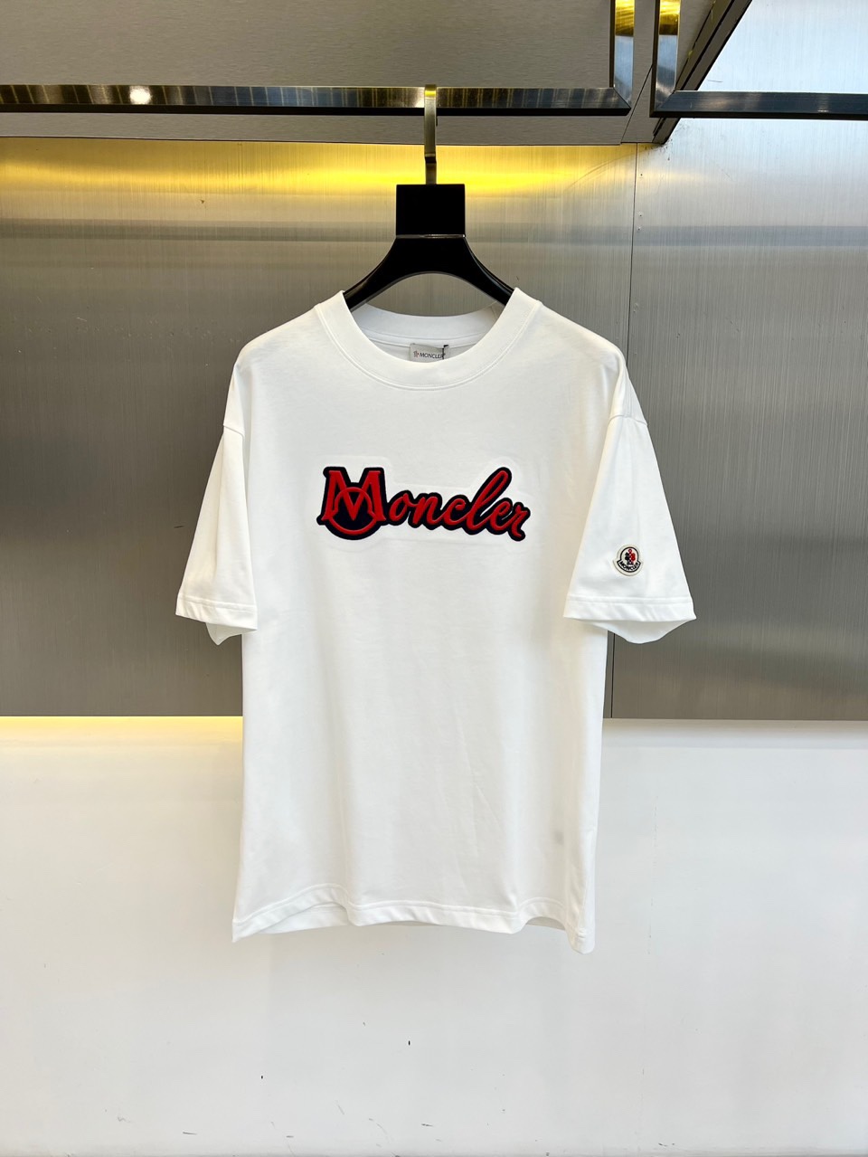 NO:162840,A cover-up, a new spring clothing 2025 hot short-sleeved T-shirt, this T-shirt is made of customized jersey cotton, with heavy fabric, solid and soft feel, and a crisp and stylish texture. Whether it is touch or visual, it gives people a high-end and comfortable feeling!  The fashion heavy industry on the chest creates the original logo, showing a unique personality charm!  This style is both fashionable and outstanding, and elegant. No matter how the trend changes, it can maintain its unique style, adding a casual personality, making the entire T-shirt more dynamic!  48-56 (model 173, 143 catties upper body 50 sizes), Moncler, T-shirt, tees, t-shirt, alexander wang19860909蒙口、2025春装新品爆款短袖T恤,这款T恤采用客供定制平纹针织棉布,面料克重足,手感瓷实柔软,质感挺括有型,无论是从触感还是视觉上,都给人一种高档而舒适的感觉！胸前的时尚重工打造原版 logo,展现出独特的个性魅力！这种风格既时髦出众,又不失优雅,无论潮流如何变化,都能保持其独特的风采,增添了一份随性的个性,使得整款T恤更加富有动感！48-56（模特173,143斤上身50码）,,Moncler,T-shirt,tees，t-shirt,alexander wang,Men's clothing