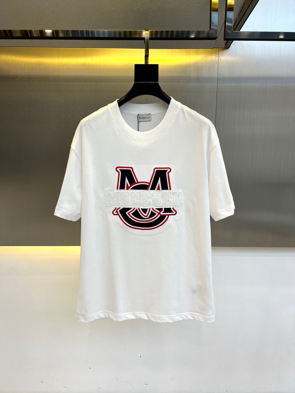 NO:459121,A cover-up, a new spring clothing 2025 hot short-sleeved T-shirt, this T-shirt is made of customized jersey cotton, with heavy fabric, solid and soft feel, and a crisp and stylish texture. Whether it is touch or visual, it gives people a high-end and comfortable feeling!  The fashion heavy industry on the chest creates the original logo, showing a unique personality charm!  This style is both fashionable and outstanding, and elegant. No matter how the trend changes, it can maintain its unique style, adding a casual personality, making the entire T-shirt more dynamic!  48-56 (model 173, 143 catties upper body 50 sizes), Moncler, T-shirt, tees, t-shirt, alexander wang19860909蒙口、2025春装新品爆款短袖T恤,这款T恤采用客供定制平纹针织棉布,面料克重足,手感瓷实柔软,质感挺括有型,无论是从触感还是视觉上,都给人一种高档而舒适的感觉！胸前的时尚重工打造原版 logo,展现出独特的个性魅力！这种风格既时髦出众,又不失优雅,无论潮流如何变化,都能保持其独特的风采,增添了一份随性的个性,使得整款T恤更加富有动感！48-56（模特173,143斤上身50码）,,Moncler,T-shirt,tees，t-shirt,alexander wang,Men's clothing