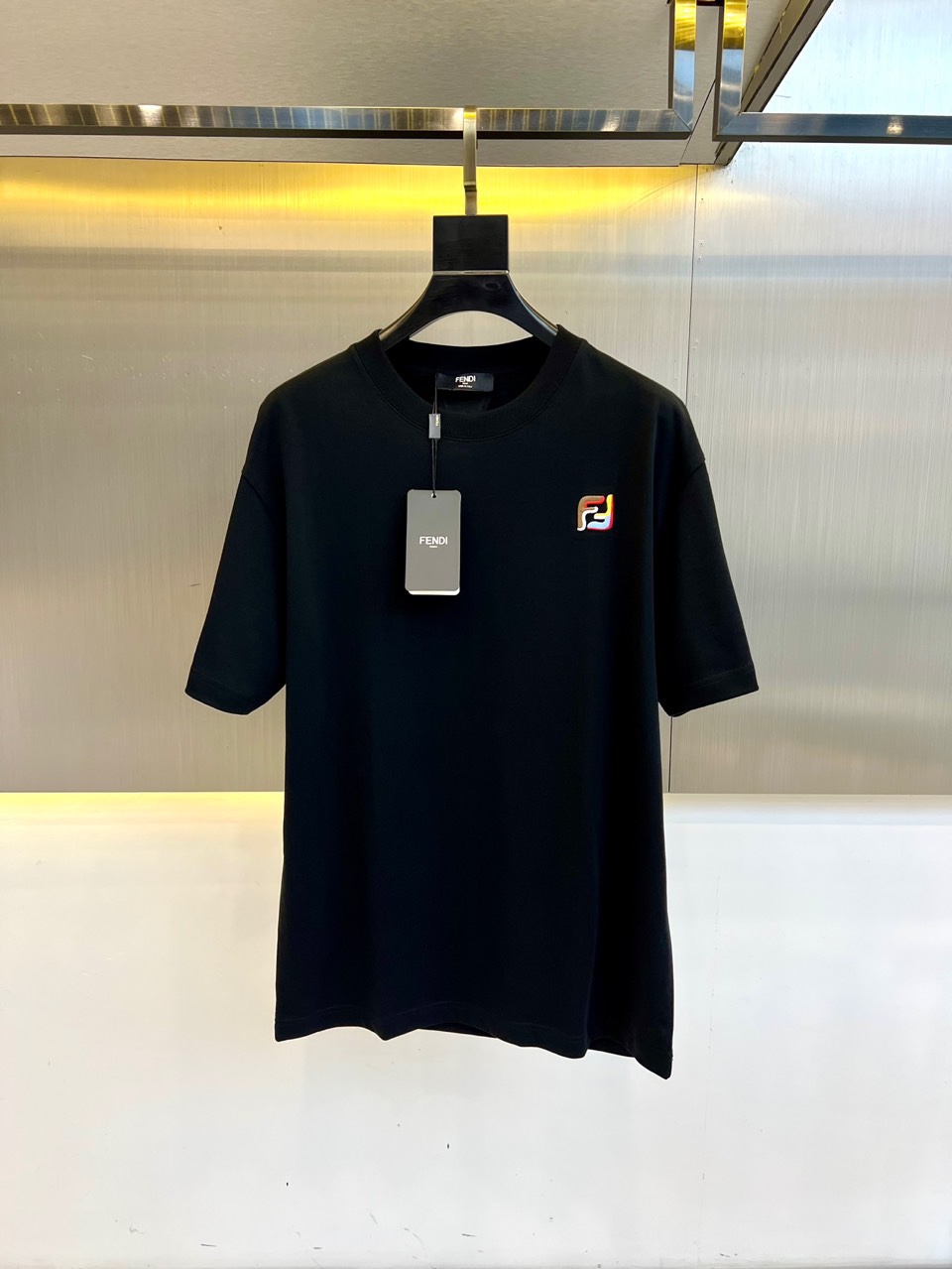 NO:450166,FENDI, a new spring clothing 2025 hot short-sleeved T-shirt, this T-shirt uses customized jersey cotton, with heavy fabric, solid and soft feel, and a crisp and stylish texture. Whether it is touch or visual, it gives people a high-end and comfortable feeling!  The fashionable embroidered double F logo on the chest shows a unique personality charm!  This style is both fashionable and outstanding, and elegant. No matter how the trend changes, it can maintain its unique style, adding a casual personality, making the entire T-shirt more dynamic!  48-56 (model 173, 143 catties upper body 50 sizes), fendi, T-shirt, tees, t-shirt, alexander wang19860909FENDI、2025春装新品爆款短袖T恤,这款T恤采用客供定制平纹针织棉布,面料克重足,手感瓷实柔软,质感挺括有型,无论是从触感还是视觉上,都给人一种高档而舒适的感觉！胸前的时尚刺绣双F logo,展现出独特的个性魅力！这种风格既时髦出众,又不失优雅,无论潮流如何变化,都能保持其独特的风采,增添了一份随性的个性,使得整款T恤更加富有动感！48-56（模特173,143斤上身50码）,,fendi,T-shirt,tees，t-shirt,alexander wang,Men's clothing