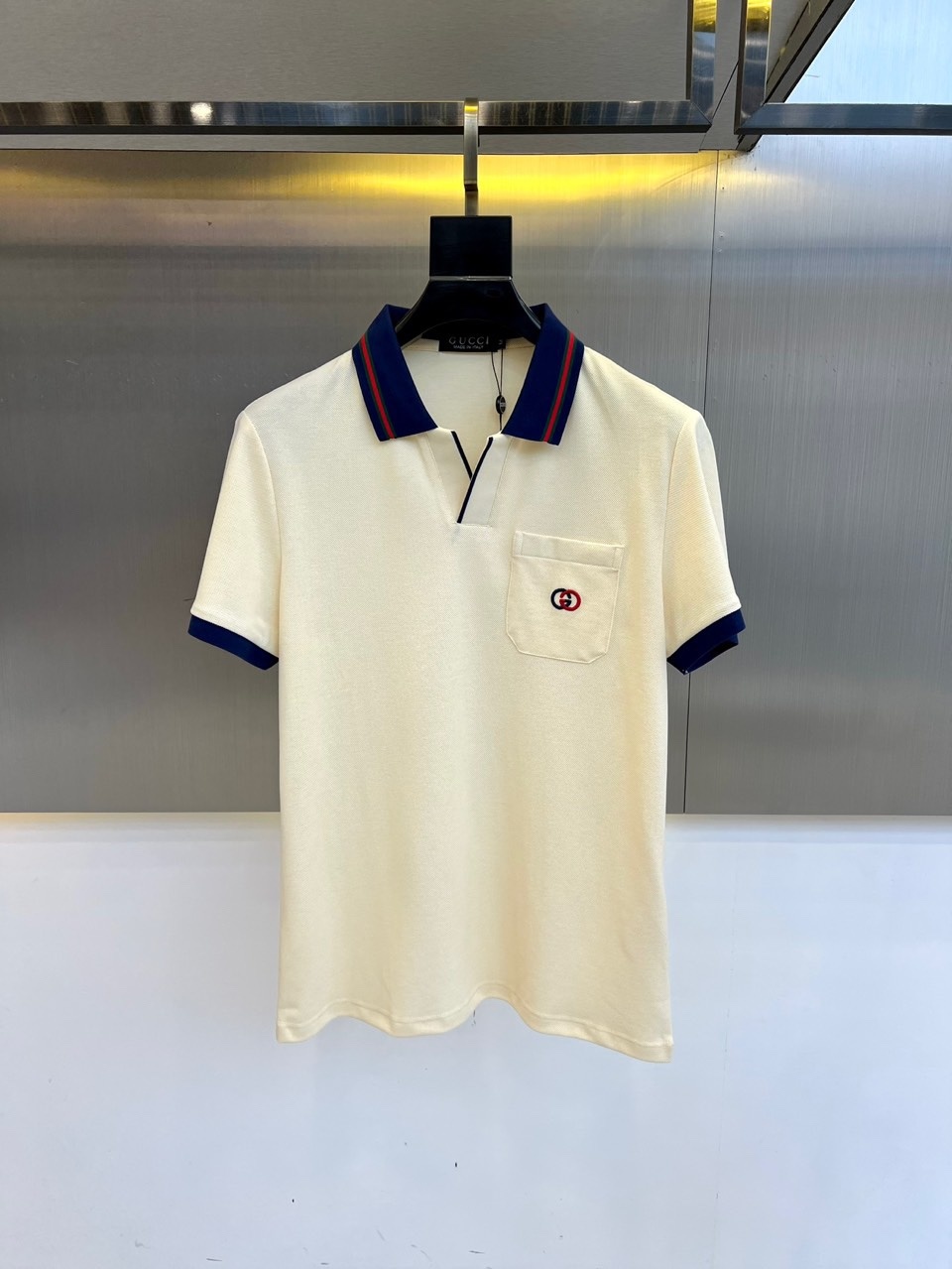 Gucc古驰、2025夏季新款男士肌理感海鸥翻领短袖Polo衫。意式海鸥领针织衫别致领型简约气质,为造