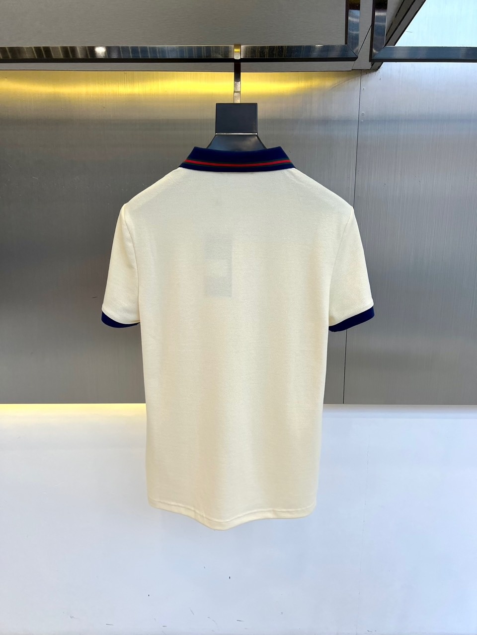 Gucc古驰、2025夏季新款男士肌理感海鸥翻领短袖Polo衫。意式海鸥领针织衫别致领型简约气质,为造