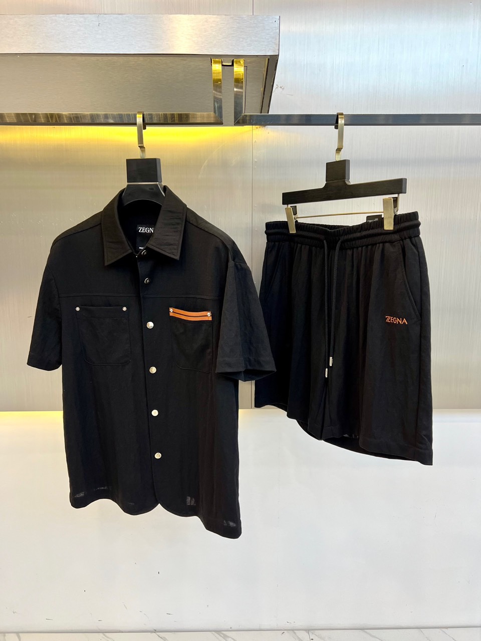 NO:482434,Jenia, 25 customized fabric short-sleeved shirt + shorts suit. The young and fashionable reveals temperament and the concept of fashion is the summer short-sleeved shirt, classic embroidered letter logo, classic presbyterian elements and classic back embellishment, the recognition is self-evident. Even if you wear it alone, you are very good at wearing it. The shirts and shorts are straight and loose cut styles, which are not picky at all. Both men and women can easily control it, and they have their own characteristics. Customized fabrics are very silky, delicate and breathable, and they are more comfortable to wear. They feel and texture of the upper body. They are very outstanding when worn casually, and the same style for men and women!  48-56 (please report height and weight by placing an order), zegna, shorts,shirts,T-shirt,alexander wang19860909杰尼亚、25定制面料短袖衬衫+短裤套装.年轻时髦中透露出气质,时尚的概念,当属夏季短袖衬衫力推,经典刺绣字母logo,经典老花元素以及后背经典反表点缀,辨识度不言而喻,时髦休闲范哪怕是单独搭配单穿,都是穿出去非常能打的款. 衬衫以及短裤都是直筒宽松的裁剪版型,一点也不挑身形,男女都能轻松驾驭,足够有自己的特色,客供定制的面料,丝滑感十足,细腻透气,穿着更加舒适,手感和上身的质感都很佳,随便穿穿就很出众的款,男女同款！48-56（下单请报身高体重）,,zegna,shorts,shirts,T-shirt,alexander wang,Men's clothing