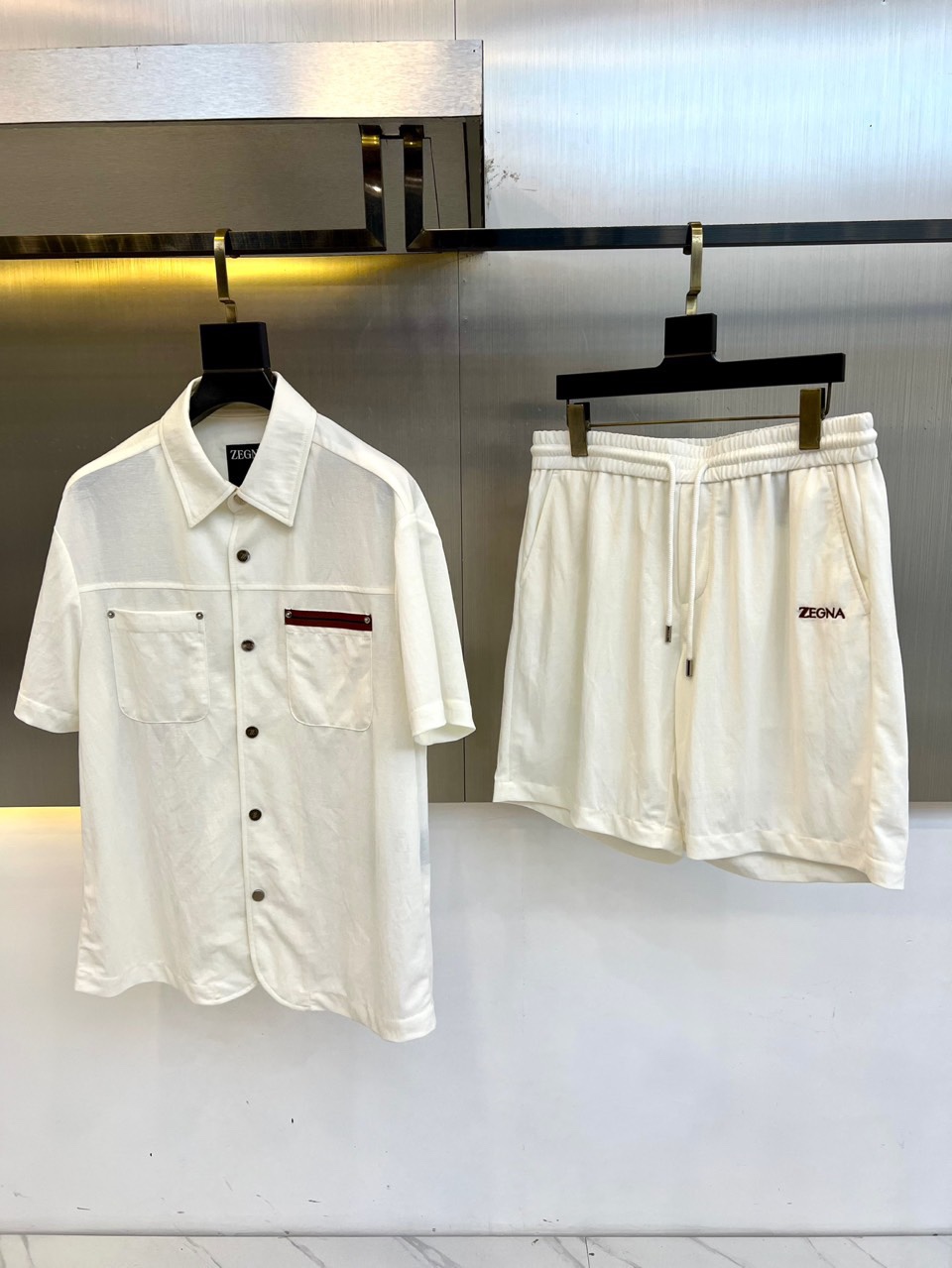 NO:428880,Jenia, 25 customized fabric short-sleeved shirt + shorts suit. The young and fashionable reveals temperament and the concept of fashion is the summer short-sleeved shirt, classic embroidered letter logo, classic presbyterian elements and classic back embellishment, the recognition is self-evident. Even if you wear it alone, you are very good at wearing it. The shirts and shorts are straight and loose cut styles, which are not picky at all. Both men and women can easily control it, and they have their own characteristics. Customized fabrics are very silky, delicate and breathable, and they are more comfortable to wear. They feel and texture of the upper body. They are very outstanding when worn casually, and the same style for men and women!  48-56 (please report height and weight by placing an order), zegna, shorts,shirts,T-shirt,alexander wang19860909杰尼亚、25定制面料短袖衬衫+短裤套装.年轻时髦中透露出气质,时尚的概念,当属夏季短袖衬衫力推,经典刺绣字母logo,经典老花元素以及后背经典反表点缀,辨识度不言而喻,时髦休闲范哪怕是单独搭配单穿,都是穿出去非常能打的款. 衬衫以及短裤都是直筒宽松的裁剪版型,一点也不挑身形,男女都能轻松驾驭,足够有自己的特色,客供定制的面料,丝滑感十足,细腻透气,穿着更加舒适,手感和上身的质感都很佳,随便穿穿就很出众的款,男女同款！48-56（下单请报身高体重）,,zegna,shorts,shirts,T-shirt,alexander wang,Men's clothing