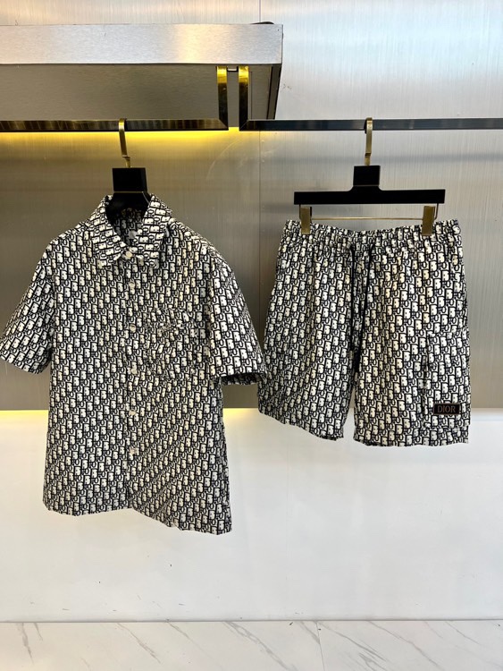 NO:476547,Dior, 25 new twill button-closing comfortable short-sleeved shirt + shorts suit. Decorated with the iconic blue DiorOblique pattern. The item is made of silk twill, and the hem is decorated with a contrasting 'CHRISTIAN DIOR' logo, and the front is decorated with buttons and two pockets. This light and exquisite short-sleeved style can be matched with matching shorts or pants to make the look more perfect. The hem is decorated with contrasting CHRISTIAN DIOR logo beaded details, and the front button is 48-56 (please report height and weight if you place an order), dior, dior, shorts, shirts, T-shirt, real silk, alexander wang19860909Dior迪奥、25新品斜纹布纽扣开合舒适短袖衬衫+短裤套装.饰有标志性的蓝色DiorOblique图案.单品采用真丝斜纹布制成,下摆饰有对比鲜明的“CHRISTIAN DIOR”标志,正面饰有纽扣和两个口袋.这种轻盈精致的短袖款式可以搭配配套的短裤或裤子,使造型更加完美.下摆饰以撞色CHRISTIAN DIOR标志串珠细节,正面纽扣开合 48-56（下单请报身高体重）,,dior,dior,shorts,shirts,T-shirt,real silk,alexander wang,Men's clothing