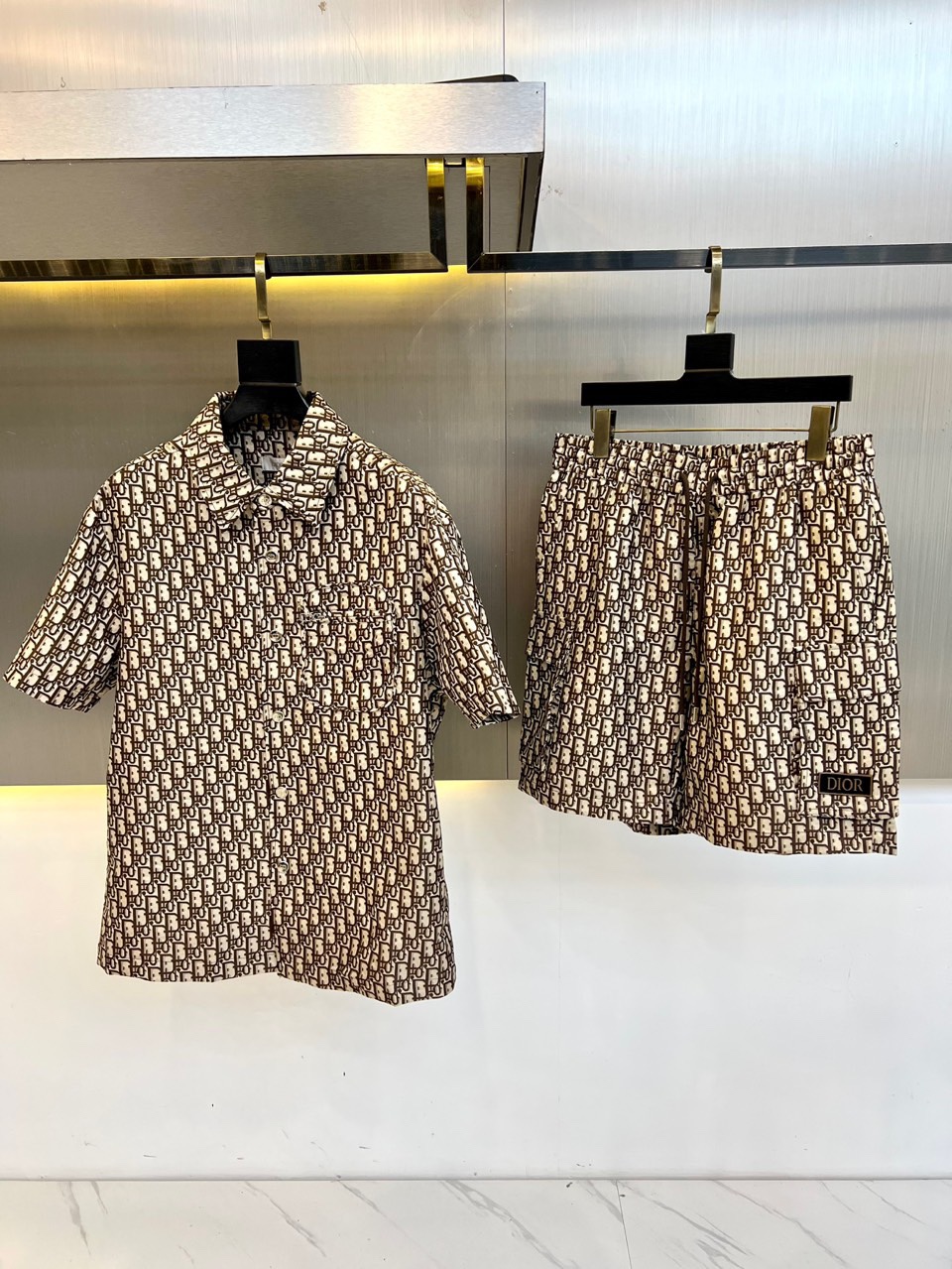 NO:428893,DIOR, 25 new twill button-closing comfortable short-sleeved shirt + shorts suit. It is decorated with the iconic blue DiorOblique pattern. The item is made of silk twill, and the hem is decorated with the contrasting 'CHRISTIAN DIOR' logo, and the front is decorated with buttons and two pockets. This light and exquisite short-sleeved style can be matched with matching shorts or pants to make the look more perfect. The hem is decorated with contrasting CHRISTIAN DIOR logo beaded details, and the front button is 48-56 (please report height and weight if you place an order), dior, dior, shorts, shirts, T-shirt, real silk, alexander wang19860909DIOR迪奥、25新品斜纹布纽扣开合舒适短袖衬衫+短裤套装.饰有标志性的蓝色DiorOblique图案.单品采用真丝斜纹布制成,下摆饰有对比鲜明的“CHRISTIAN DIOR”标志,正面饰有纽扣和两个口袋.这种轻盈精致的短袖款式可以搭配配套的短裤或裤子,使造型更加完美.下摆饰以撞色CHRISTIAN DIOR标志串珠细节,正面纽扣开合 48-56（下单请报身高体重）,,dior,dior,shorts,shirts,T-shirt,real silk,alexander wang,Men's clothing