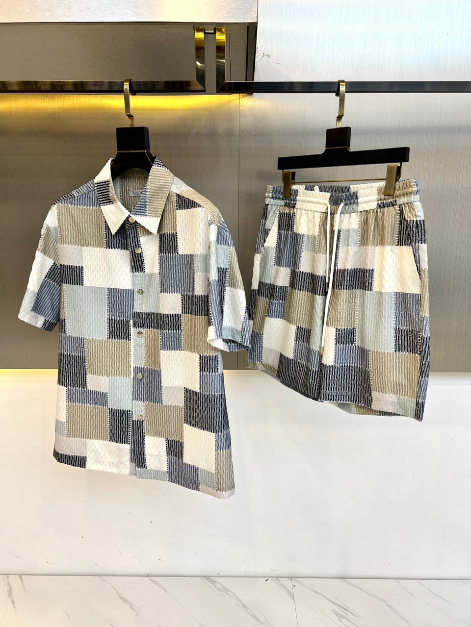 NO:428883,Lowe, 25 men's letter-full short-sleeved shirt + shorts suit. The latest presbyterian elements relief jacquard short-sleeved casual sports suit, young and fashionable reveals temperament and the concept of fashion, which is the summer short-sleeved shirt push, classic white + presbyterian letter pattern full-print design, classic presbyterian elements and classic back embellishment, the recognition is self-evident. Even if you wear it alone, you are very good at wearing it. Shirts and shorts are straight and loose cut styles, not picky at all. Both men and women can easily control it, and they have their own characteristics. Customized fabrics are very silky, delicate and breathable, and they are more comfortable to wear. The feel and texture of the upper body are excellent. They are very outstanding when worn casually, and the same style for men and women!  48-56 (please report height and weight by placing an order), loewe, shorts,shirts, T-shirt, alexander wang19860909Lowe罗意威、25男装字母满印短袖衬衫+短裤套装.最新老花元素浮雕提提花短袖休闲运动套装 ,年轻时髦中透露出气质,时尚的概念,当属夏季短袖衬衫力推,经典白+老花字母图案满印设计,经典老花元素以及后背经典反表点缀,辨识度不言而喻,时髦休闲范哪怕是单独搭配单穿,都是穿出去非常能打的款. 衬衫以及短裤都是直筒宽松的裁剪版型,一点也不挑身形,男女都能轻松驾驭,足够有自己的特色,客供定制的面料,丝滑感十足,细腻透气,穿着更加舒适,手感和上身的质感都很佳,随便穿穿就很出众的款,男女同款！48-56（下单请报身高体重）,,loewe,shorts,shirts,T-shirt,alexander wang,Men's clothing