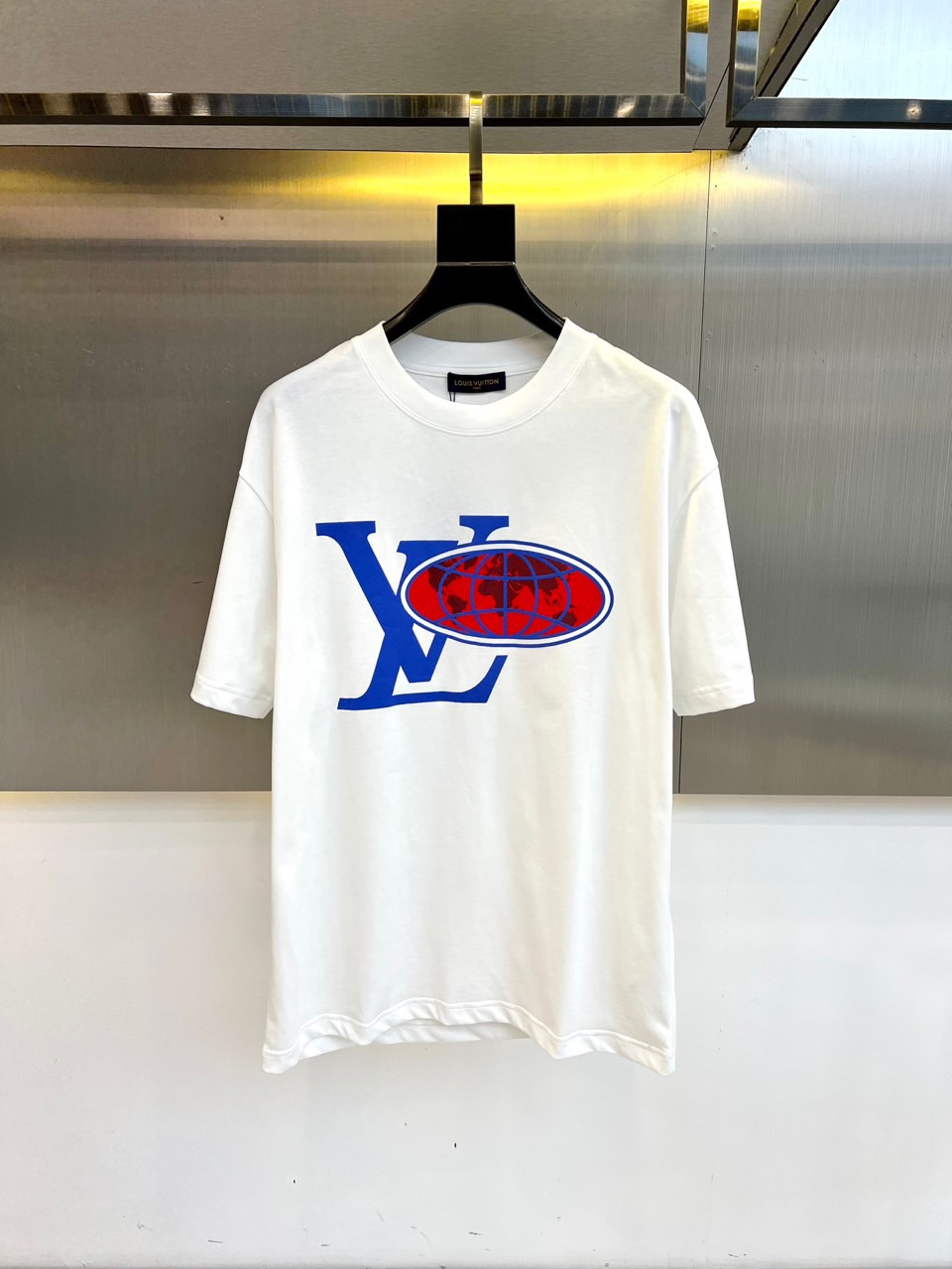 NO:428865,LV and 2025 spring clothing new short-sleeved T-shirts. This T-shirt is made of customized jersey cotton. The fabric is heavy, the feel is solid and soft, and the texture is crisp and stylish. Whether it is touch or visual, it gives people a high-end and comfortable feeling!  The fashion heavy industry on the chest creates the original logo, showing a unique personality charm!  This style is both fashionable and outstanding, and elegant. No matter how the trend changes, it can maintain its unique style, adding a casual personality, making the entire T-shirt more dynamic!  48-56 (model 173, 143 catties upper body 50 sizes), louis vuitton, T-shirt, tees, t-shirt, alexander wang19860909LV、2025春装新品爆款短袖T恤,这款T恤采用客供定制平纹针织棉布,面料克重足,手感瓷实柔软,质感挺括有型,无论是从触感还是视觉上,都给人一种高档而舒适的感觉！胸前的时尚重工打造原版 logo,展现出独特的个性魅力！这种风格既时髦出众,又不失优雅,无论潮流如何变化,都能保持其独特的风采,增添了一份随性的个性,使得整款T恤更加富有动感！48-56（模特173,143斤上身50码）,,louis vuitton,T-shirt,tees，t-shirt,alexander wang,Men's clothing