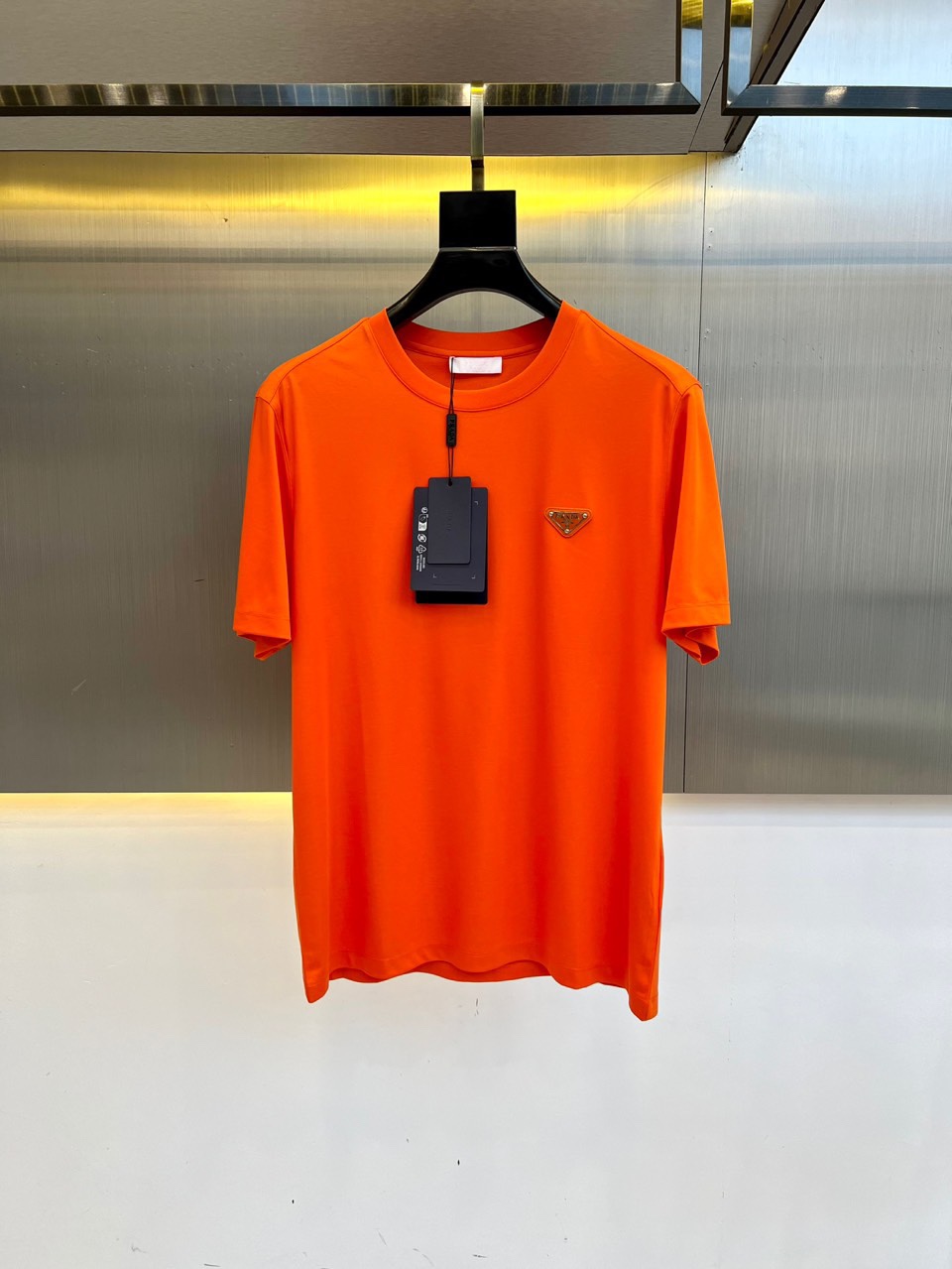 NO:465123,Prada and island cotton short-sleeved round neck T-shirts. Classic logo, the clothes feel soft and skin-friendly, visually exquisite, textured, noble, very simple and quality. They can be used as an inner layer in early spring, and can be worn alone in summer, and can be matched in various forms. The collision of colors and art, unique neutral tones, instantly illuminate your overall shape, a lapel design that combines classic and fashion, paired with eye-catching semi-zippers, demonstrates a unique taste and fashionable attitude, simple without losing style. Just be business and casual, versatile and not picky!  48-56 (model 173, 143 catties upper body 50 sizes), prada, T-shirt, tees, t-shirt, alexander wang19860909普拉达、海岛棉短袖圆领T恤.经典标识,衣服触感柔软亲肤,视觉上很精致、有质感、高贵,非常简单也很显品质.早春可作为内搭,夏季可单独穿着,可以搭配出多种形式.色彩与艺术的碰撞,独特的中性色调,瞬间点亮你的整体造型,经典与时尚融合的翻领设计,搭配醒目半拉链,彰显独特品味与时尚态度,简约而不失格调.商务休闲俩即可,百搭不挑！48-56（模特173,143斤上身50码）,,prada,T-shirt,tees，t-shirt,alexander wang,Men's clothing