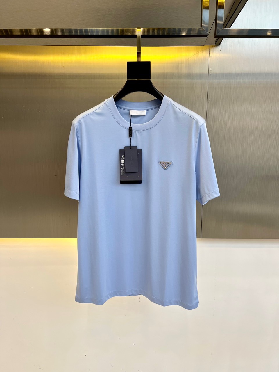 NO:426544,Prada and island cotton short-sleeved round neck T-shirts. Classic logo, the clothes feel soft and skin-friendly, visually exquisite, textured, noble, very simple and quality. They can be used as an inner layer in early spring, and can be worn alone in summer, and can be matched in various forms. The collision of colors and art, unique neutral tones, instantly illuminate your overall shape, a lapel design that combines classic and fashion, paired with eye-catching semi-zippers, demonstrates a unique taste and fashionable attitude, simple without losing style. Just be business and casual, versatile and not picky!  48-56 (model 173, 143 catties upper body 50 sizes), prada, T-shirt,tees, t-shirt,alexander wang19860909普拉达、海岛棉短袖圆领T恤.经典标识,衣服触感柔软亲肤,视觉上很精致、有质感、高贵,非常简单也很显品质.早春可作为内搭,夏季可单独穿着,可以搭配出多种形式.色彩与艺术的碰撞,独特的中性色调,瞬间点亮你的整体造型,经典与时尚融合的翻领设计,搭配醒目半拉链,彰显独特品味与时尚态度,简约而不失格调.商务休闲俩即可,百搭不挑！48-56（模特173,143斤上身50码）,,prada,T-shirt,tees，t-shirt,alexander wang,Men's clothing